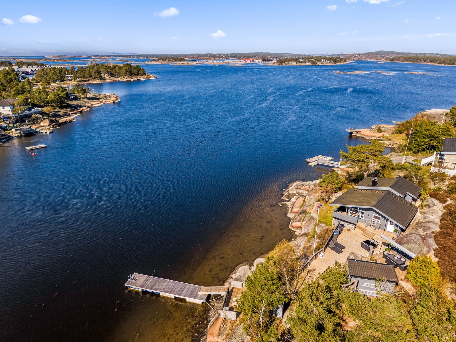 Fra brygga utenfor eiendommen kan du utforske store deler av Hvaler-skjærgården med båt. Sørover venter populære sommersteder som Brattestø, Sand Marina, Skjærhalden. Galleribilde
