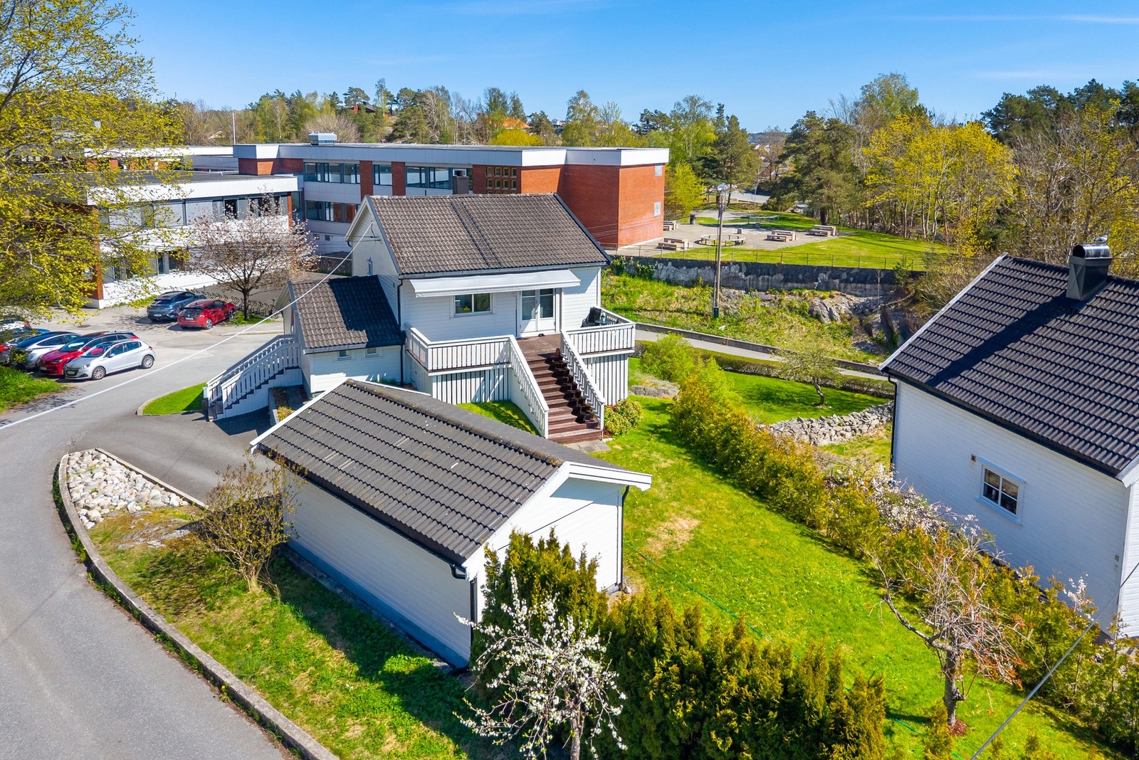 Eiendommen ligger et steinkast unna Birkenlund skole Galleribilde