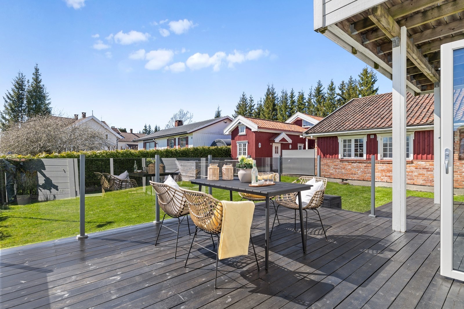 Terrassen har rikelig med plass til flere soner, med god plass til spisegruppe, solsenger og en komfortabel lounge. Galleribilde