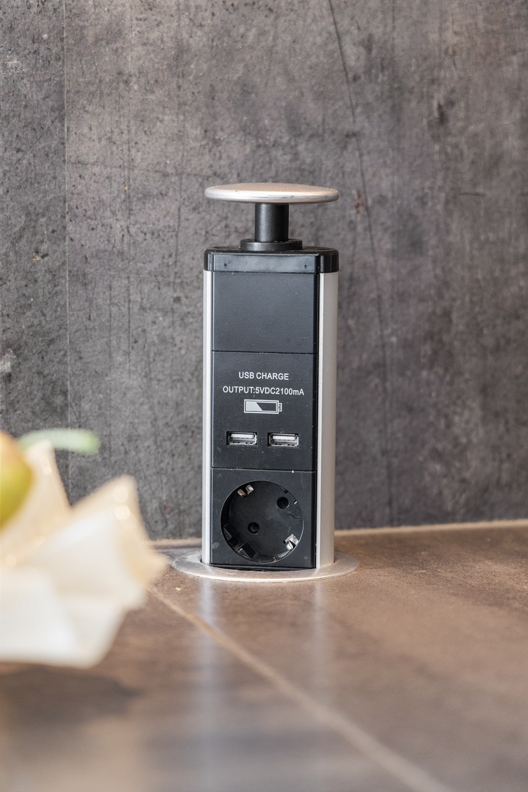 Praktisk pop-up stikkontakt med USB-ladere integrert i benkeplaten. Galleribilde