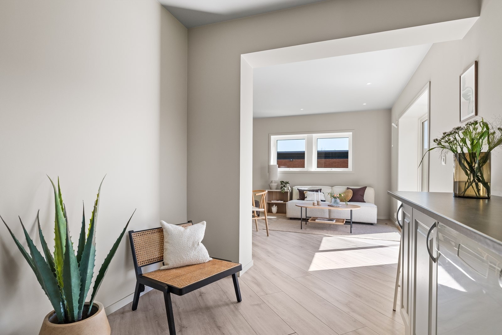 Her er det gode muligheter for å etablere en hyggelig spiseplass med et lite kjøkkenbord, perfekt for hverdagsmåltider og en uformell kaffekrok. Galleribilde