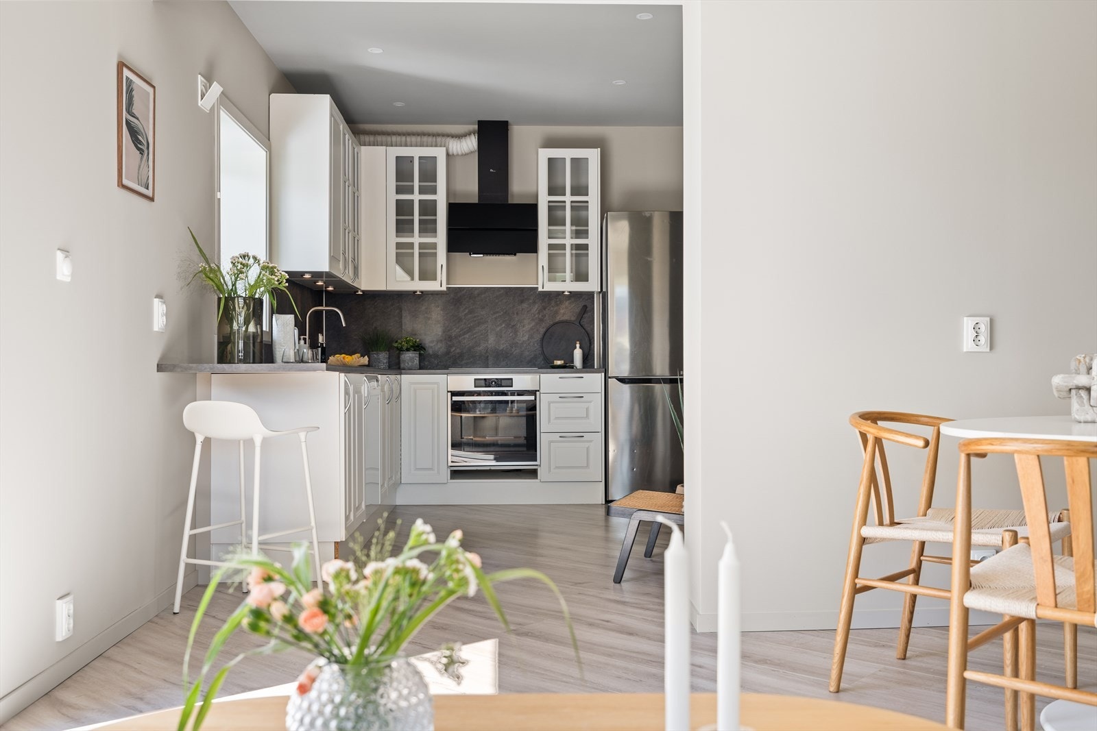Kjøkkeninnredningen har profilerte fronter som gir et tidløst og klassisk uttrykk, kombinert med en slitesterk laminatbenkeplate som er både praktisk og enkel å vedlikeholde. Galleribilde