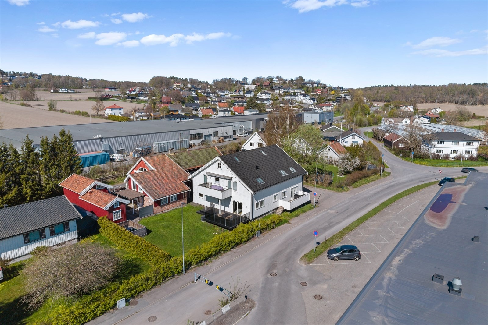 Leiligheten har en attraktiv beliggenhet på Hasle - et rolig og tilbaketrukket boligområde som byr på en sjelden kombinasjon av sentral nærhet og et mer landlig, fredelig preg. Galleribilde