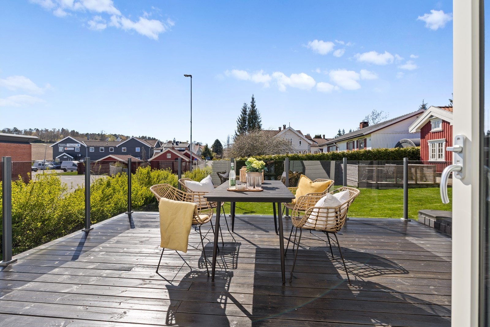 Den romslige terrassen byr på rikelig med plass til både utemøbler, grill og dekorativ beplantning, og gir gode muligheter for å skape en hyggelig og personlig uteplass tilpasset både avslapning og sosiale sammenkomster. Galleribilde