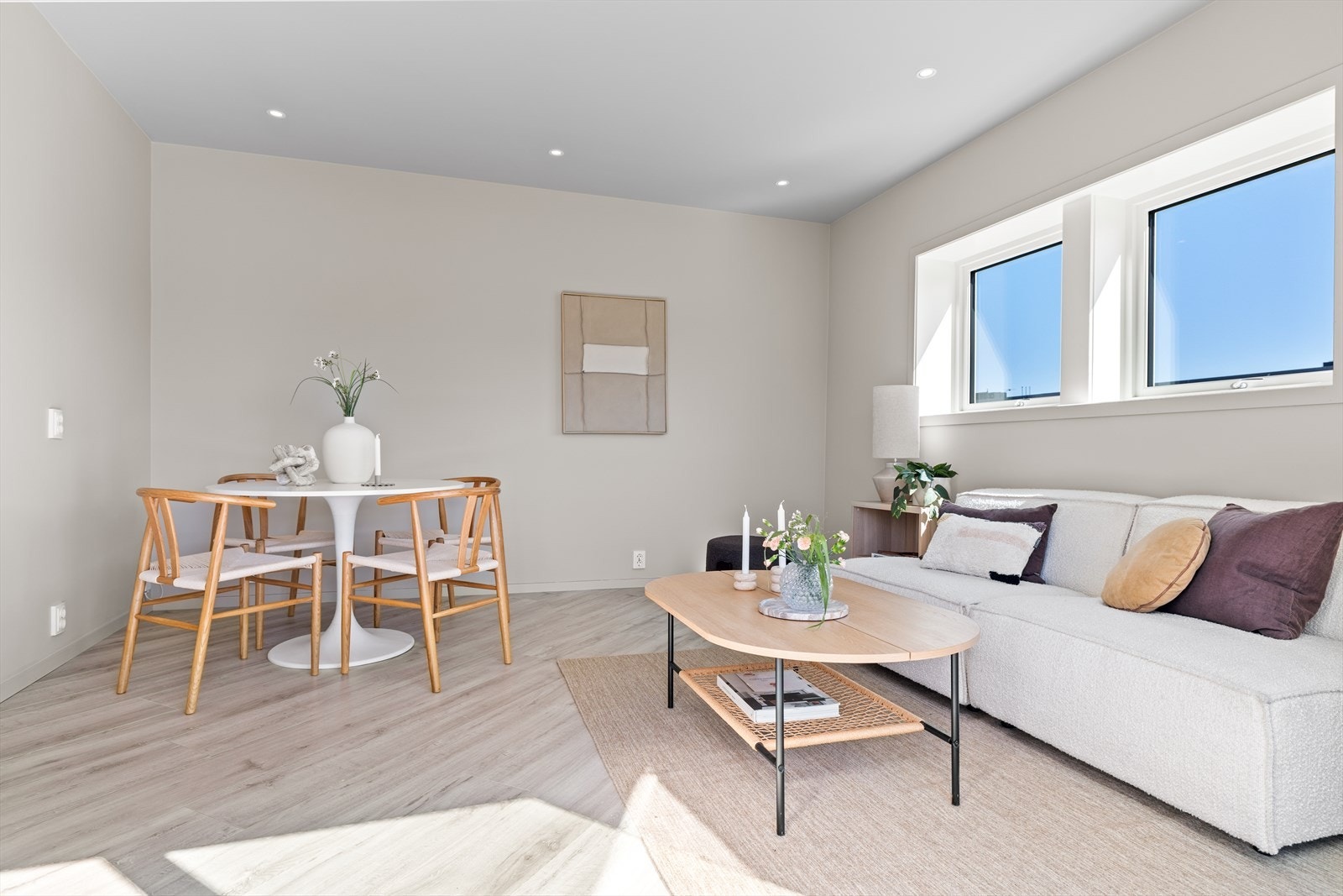 Leiligheten har en gjennomgående lys og åpen følelse, med malte plater i himling med innfelte downlights. Galleribilde