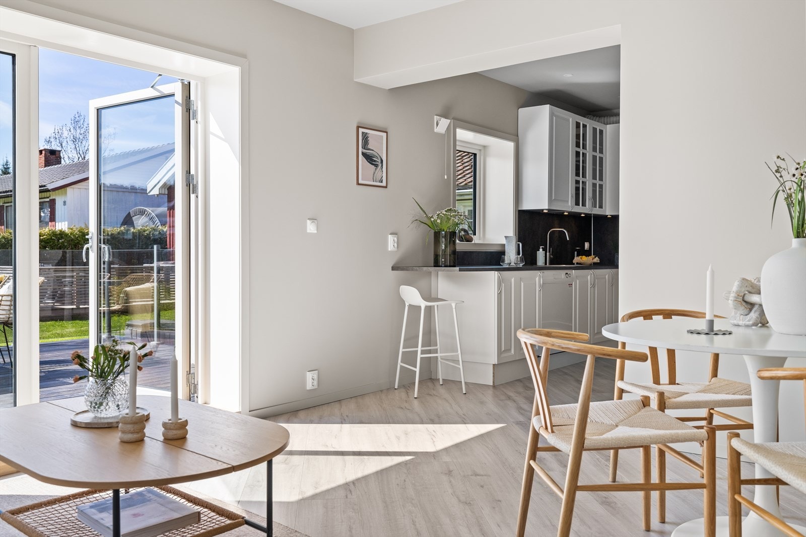 Den tofløyede terrassedøren visker ut skillet mellom inne og ute på varme dager. Galleribilde