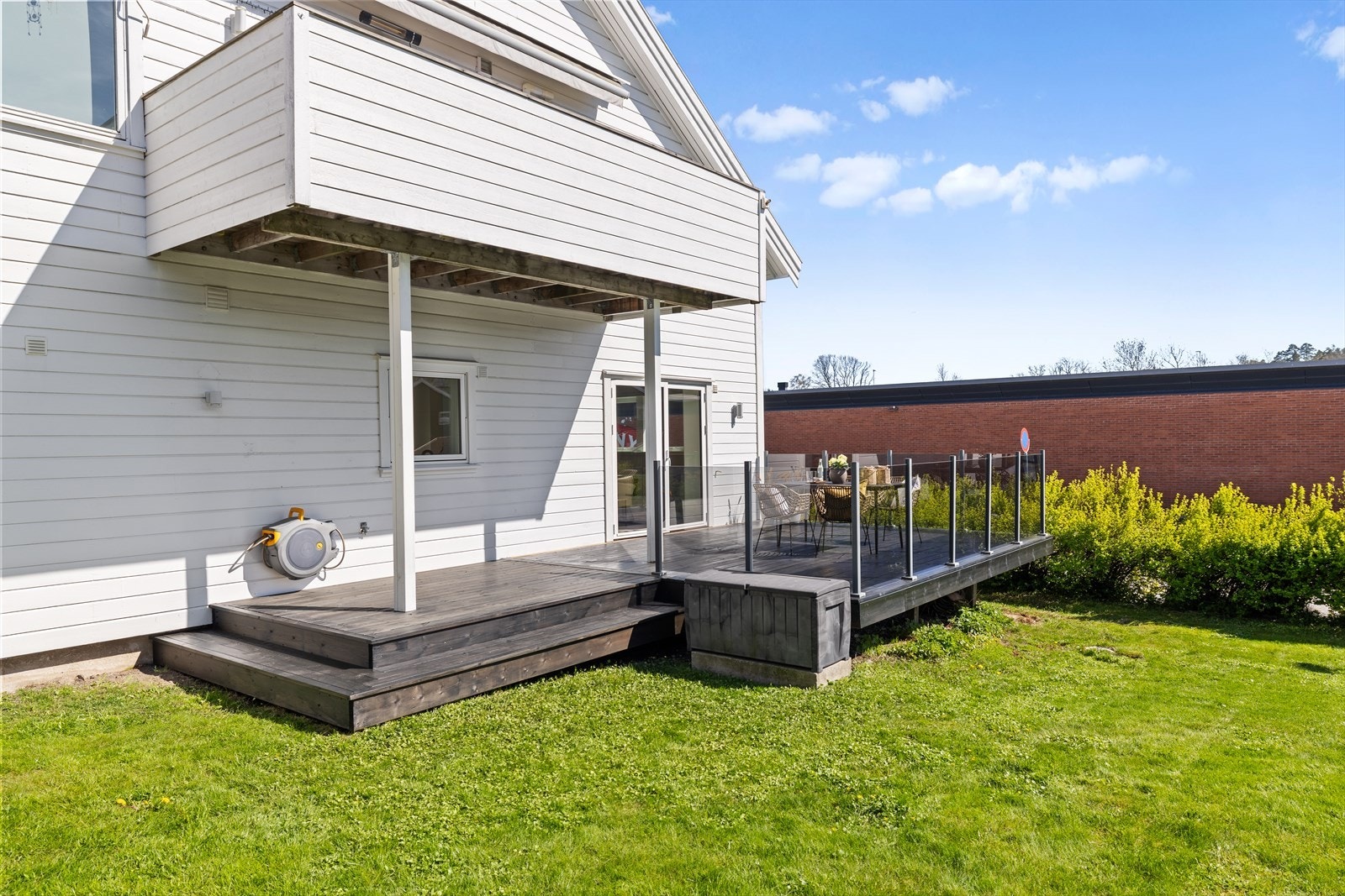 Leiligheten ligger i første etasje og kan skilte med en helt nydelig terrasse som innbyr til avslapning og hyggelige stunder utendørs. Galleribilde