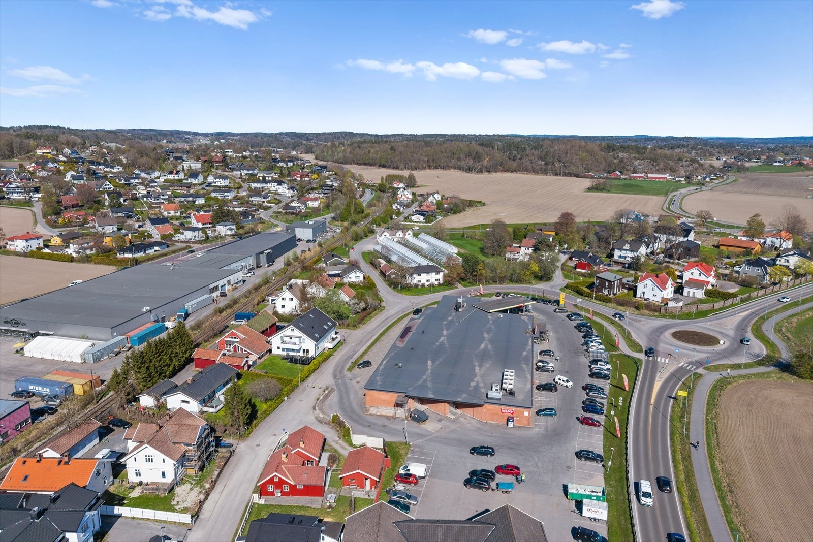Offentlig kommunikasjon er lett tilgjengelig med bussholdeplass kun få minutters gange fra boligen. Sandefjord sentrum, med blant annet Hvaltorvet kjøpesenter og togstasjonen, nås enkelt med sykkel eller en kort kjøretur Galleribilde