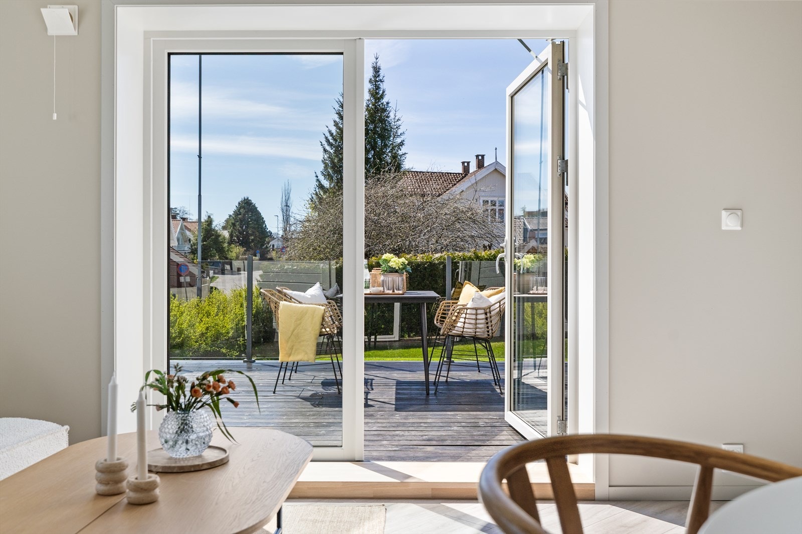 er viskes skillet mellom inne og ute ut, og terrassen fungerer som en naturlig forlengelse av stuen - perfekt for både avslapning og sosiale sammenkomster. Galleribilde