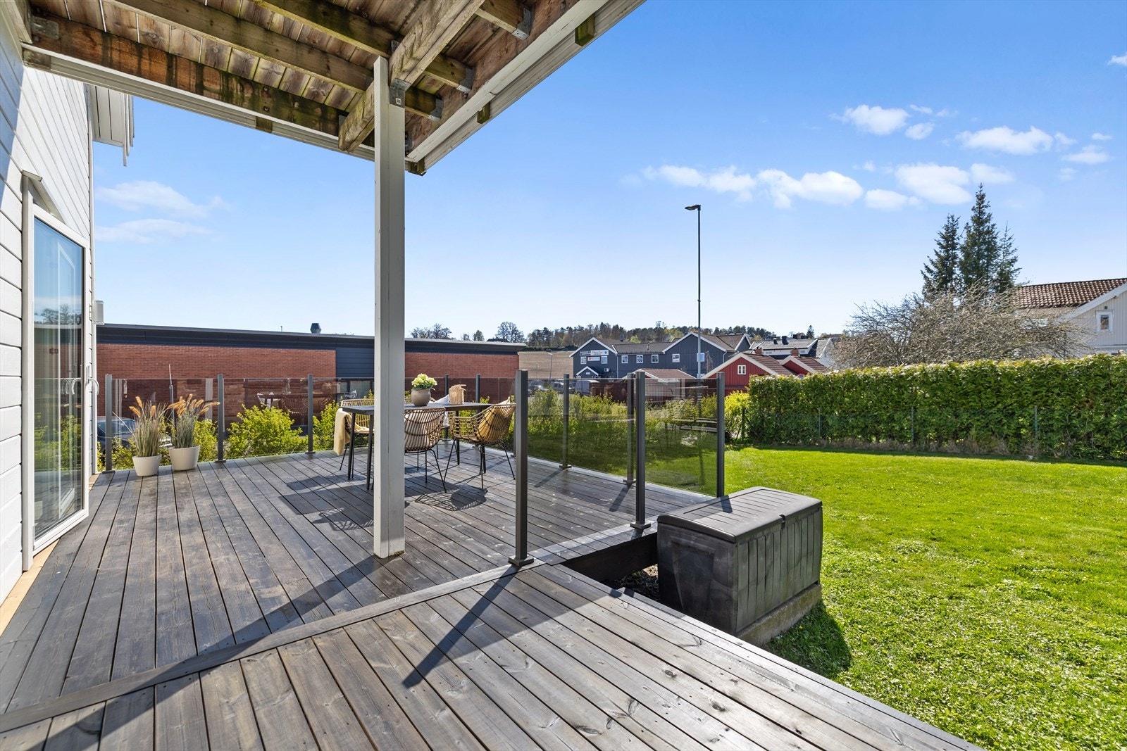 En del av terrassen er takoverbygget, noe som gir en lun og skjermet uteplass. Galleribilde