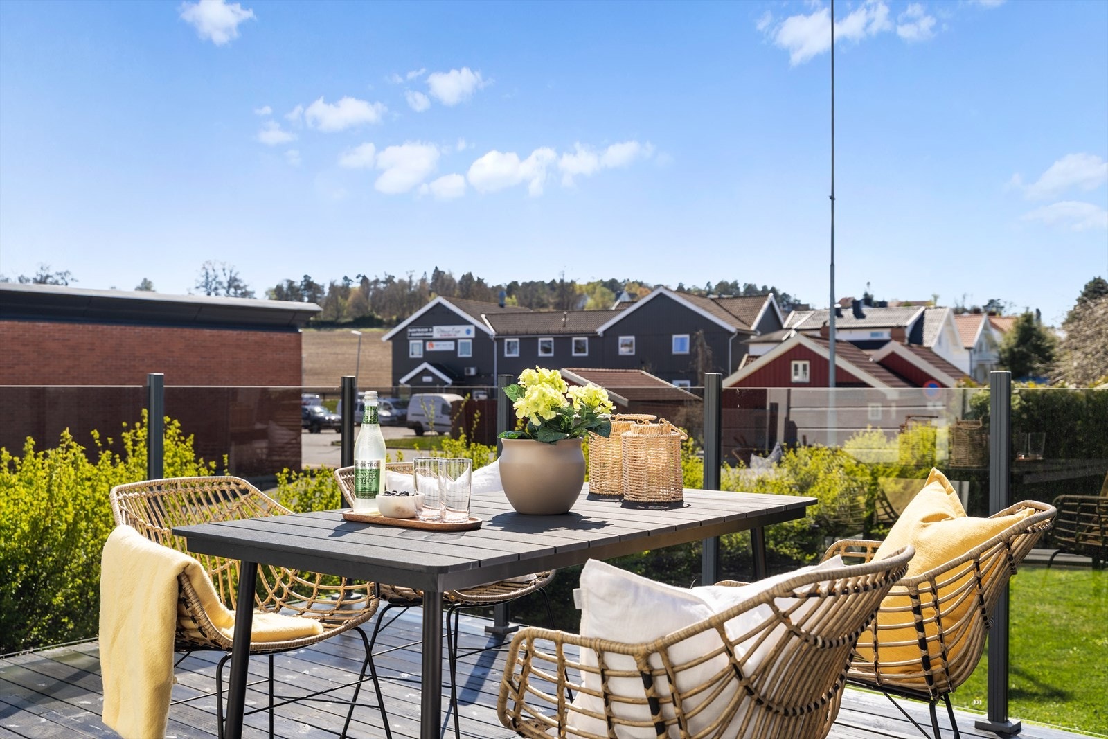 Nyt lange sommerdager på den romslige uteplassen. Galleribilde