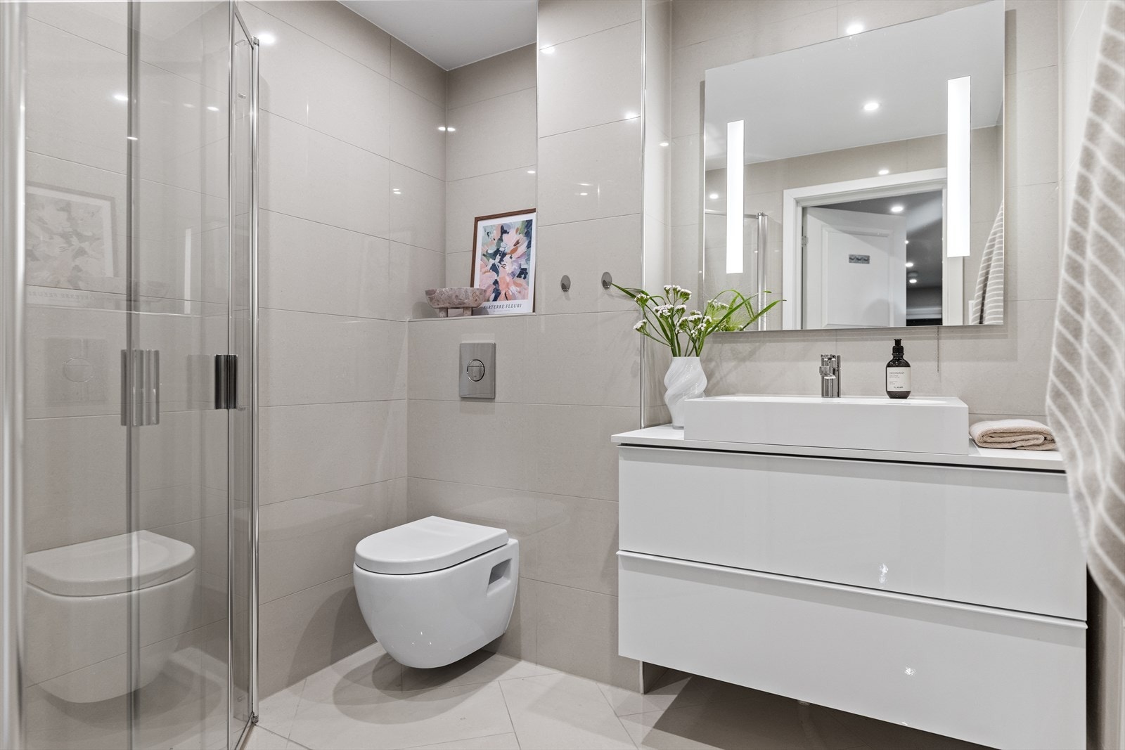 Badet ble oppgradert i 2019 og fremstår moderne, delikat og tidsriktig. Rommet er helfliset og har elektriske varmekabler i gulvet, noe som gir en behagelig komfort gjennom hele året. Galleribilde