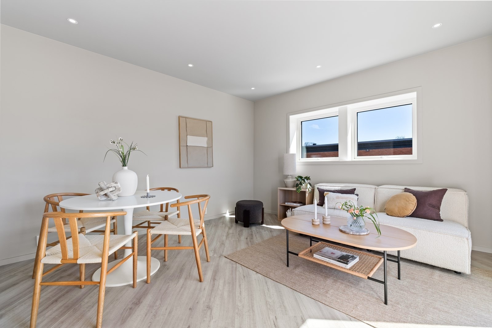 Her er det god plass til både sofagruppe og spisebord, noe som gir fleksible møbleringsmuligheter og en komfortabel oppholdsone. Vinduene er av nyere dato og med 3-lags glass, noe som bidrar til godt inneklima, god isolasjon og redusert varmetap. Galleribilde