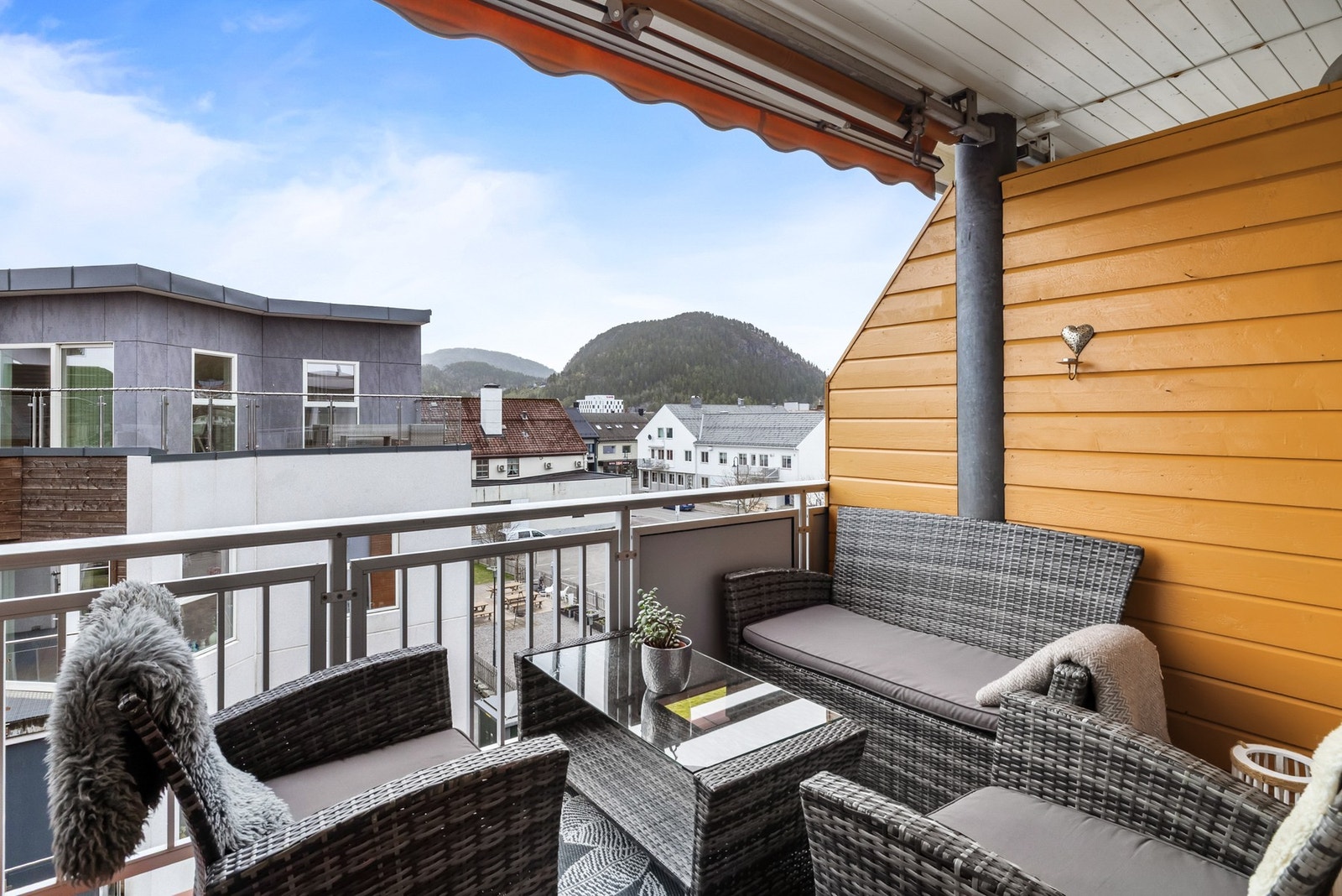 Skjermet utesone med fine muligheter for hygge og avslapning Galleribilde