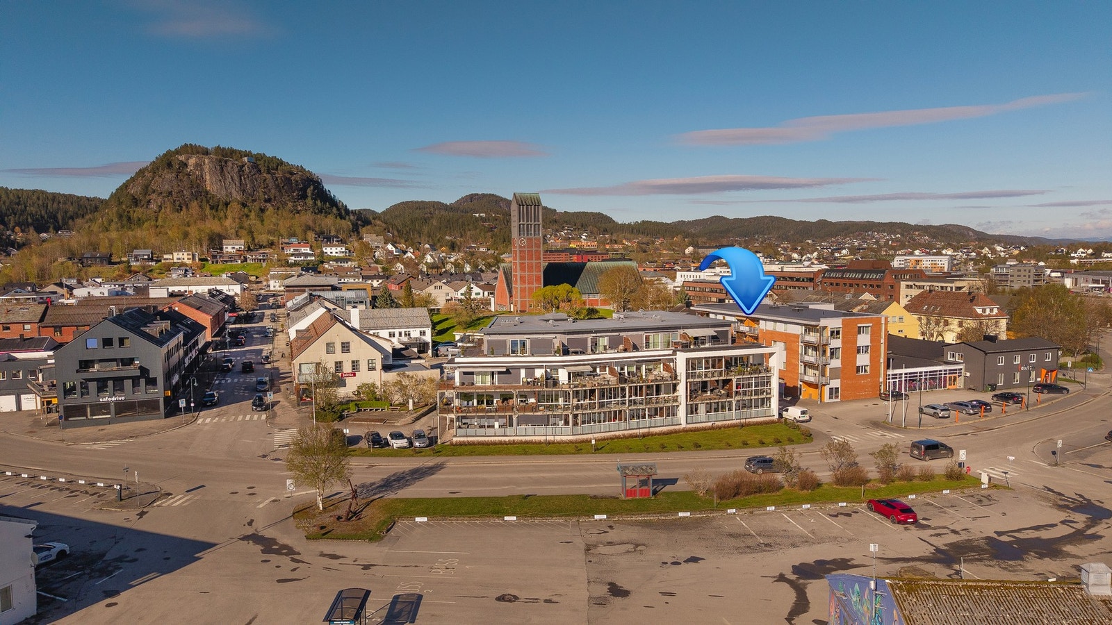 Rolig og trivelig område med kort vei til det som trengs i hverdagen av byfasiliteter, servicetilbud og småbåthavna Galleribilde