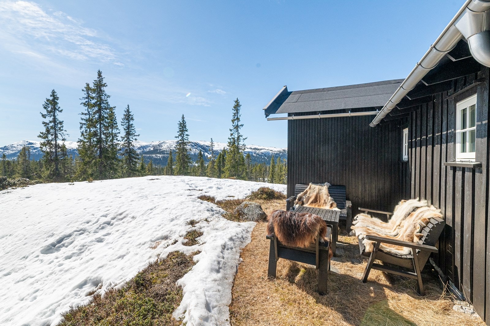 Flere usjenerte uteplasser rundt hytta gir gode solforhold gjennom dagen. Galleribilde