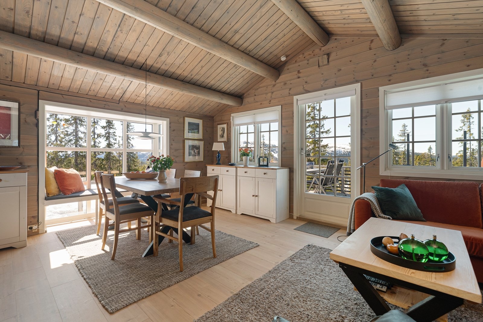 Fra stuen er det direkte utgang til den store verandaen gjennom en balkongdør fra 2012. Galleribilde