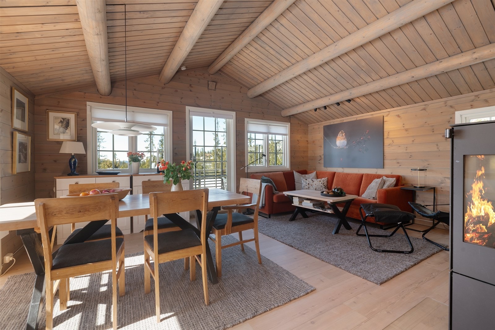 Stuen har god plass til både sofagruppe og spisebord, med gjennomgående overflater av parkett og trepanel. Galleribilde
