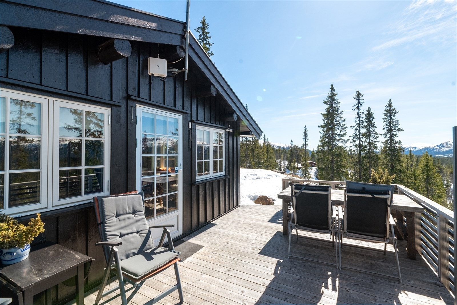 Den romslige verandaen har rikelig med plass for utemøbler og samvær. Galleribilde