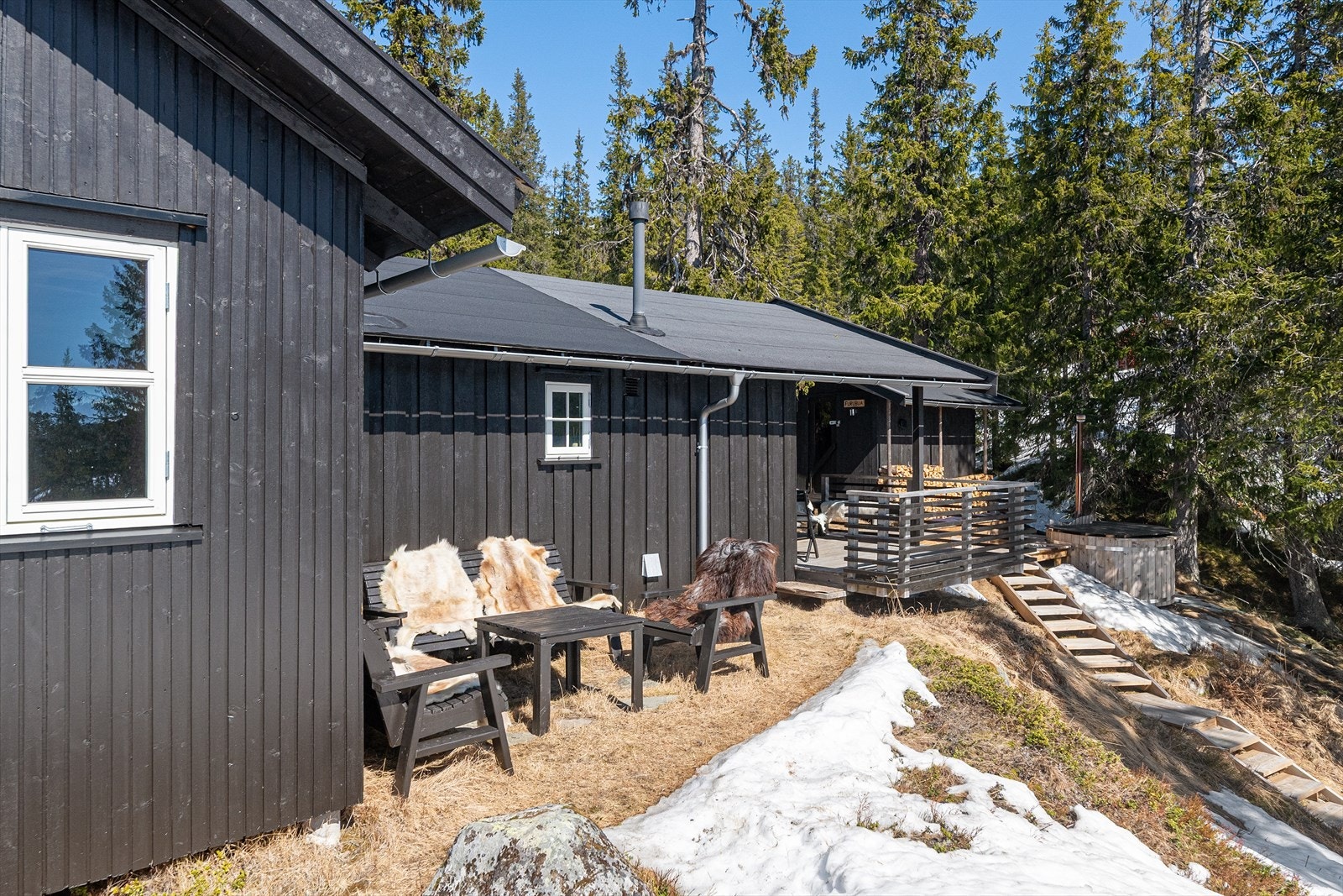 Hytta ligger på en naturtomt som består av lyng, mose og furuskog. Galleribilde
