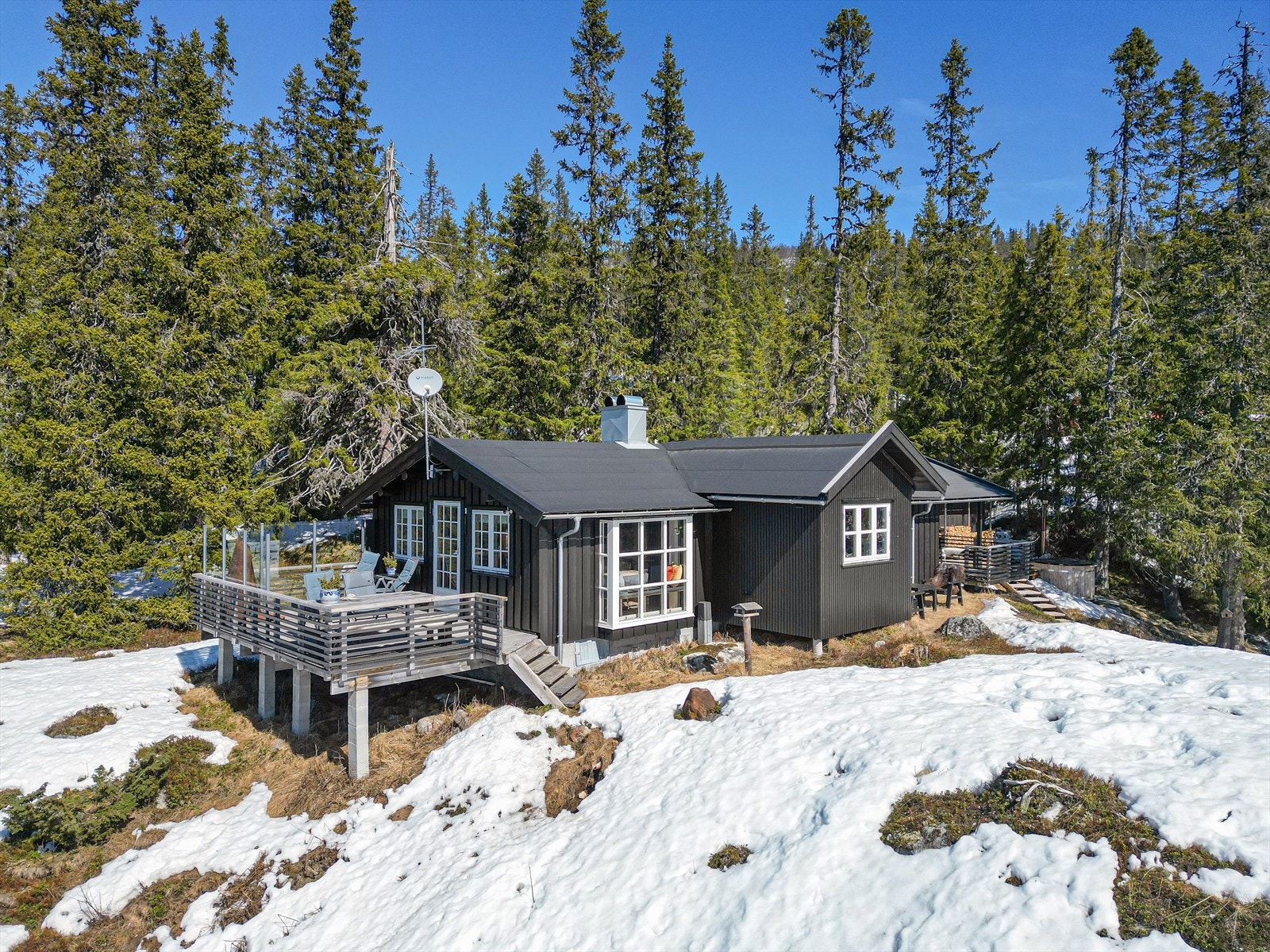 En velholdt og innholdsrik hytte med en usjenert og fri beliggenhet i fjellet. Galleribilde