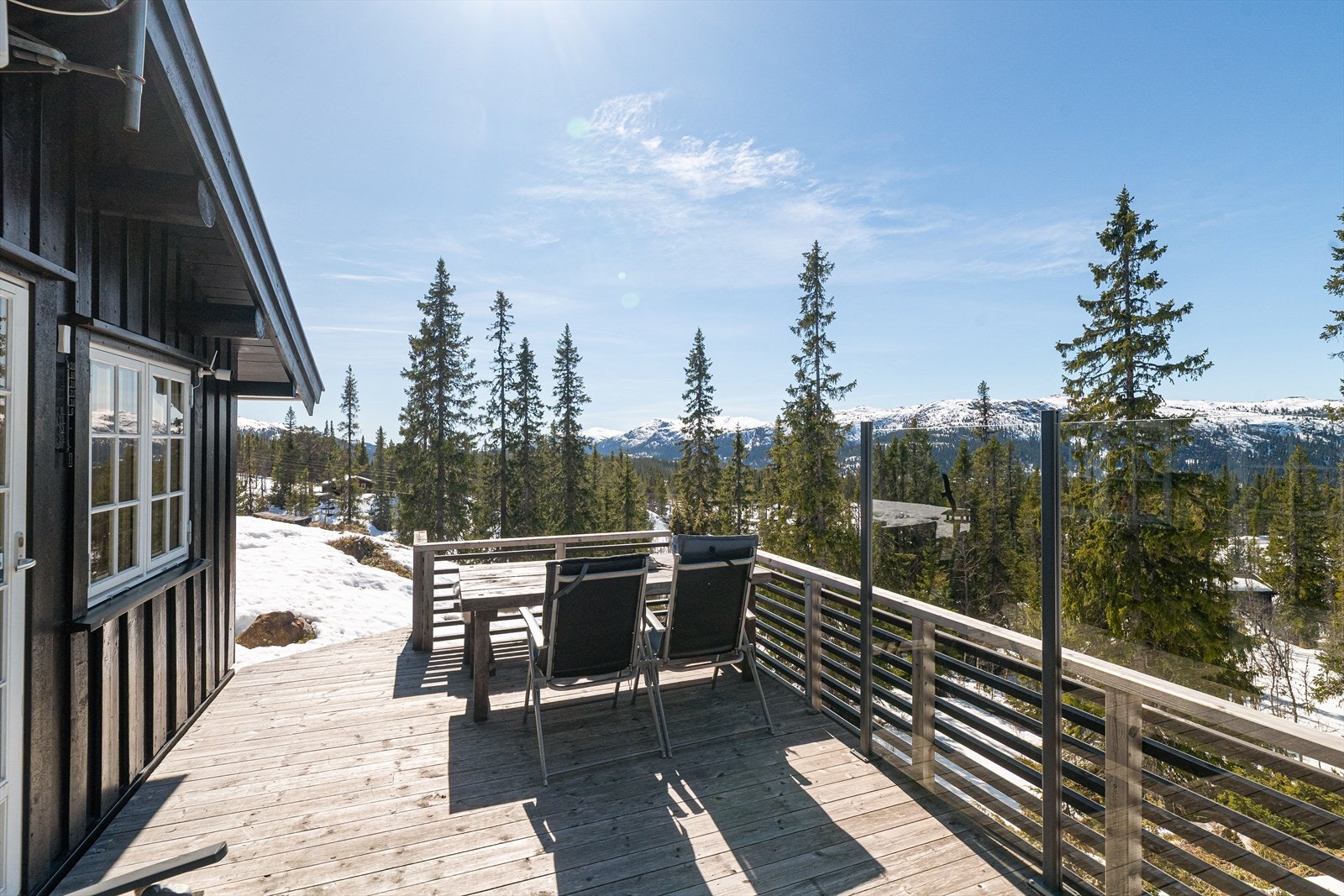 Fra verandaen har man en vidstrakt og flott utsikt over fjellandskapet. Galleribilde