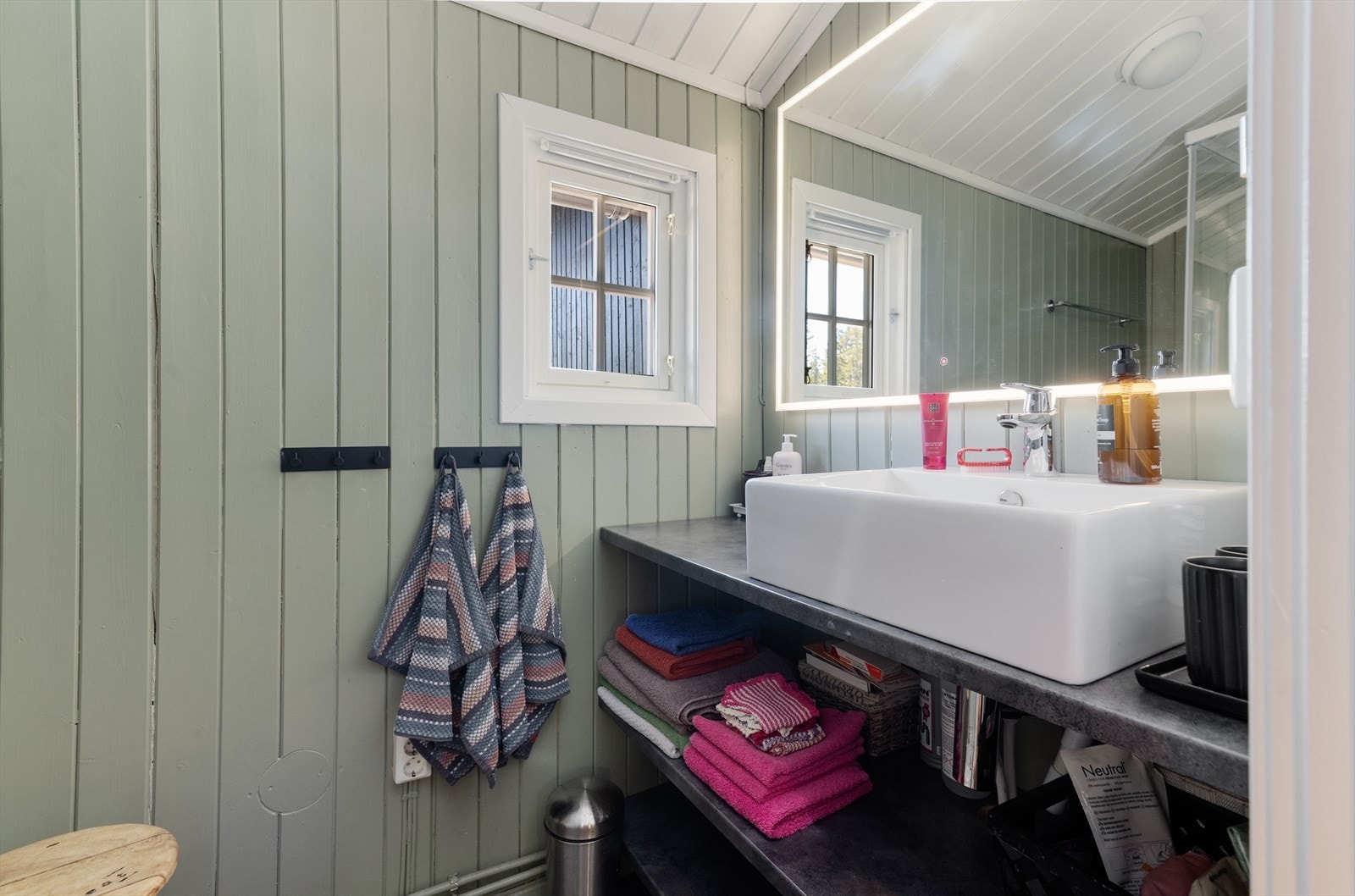 Badet ble pusset opp i 2000, og er innredet med servant og hyller, samt dusjkabinett. Rommet har stråleovn for oppvarming. Galleribilde