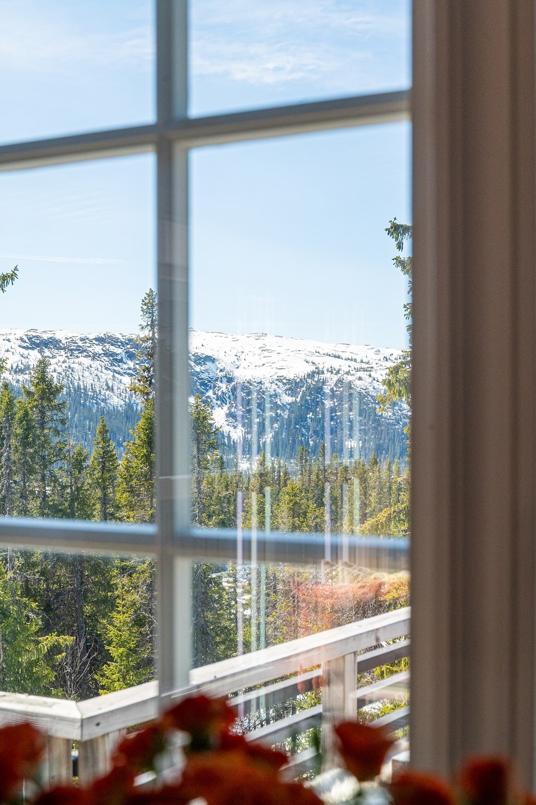 Utsikt mot fjellheimen rett fra stuevinduet. Galleribilde