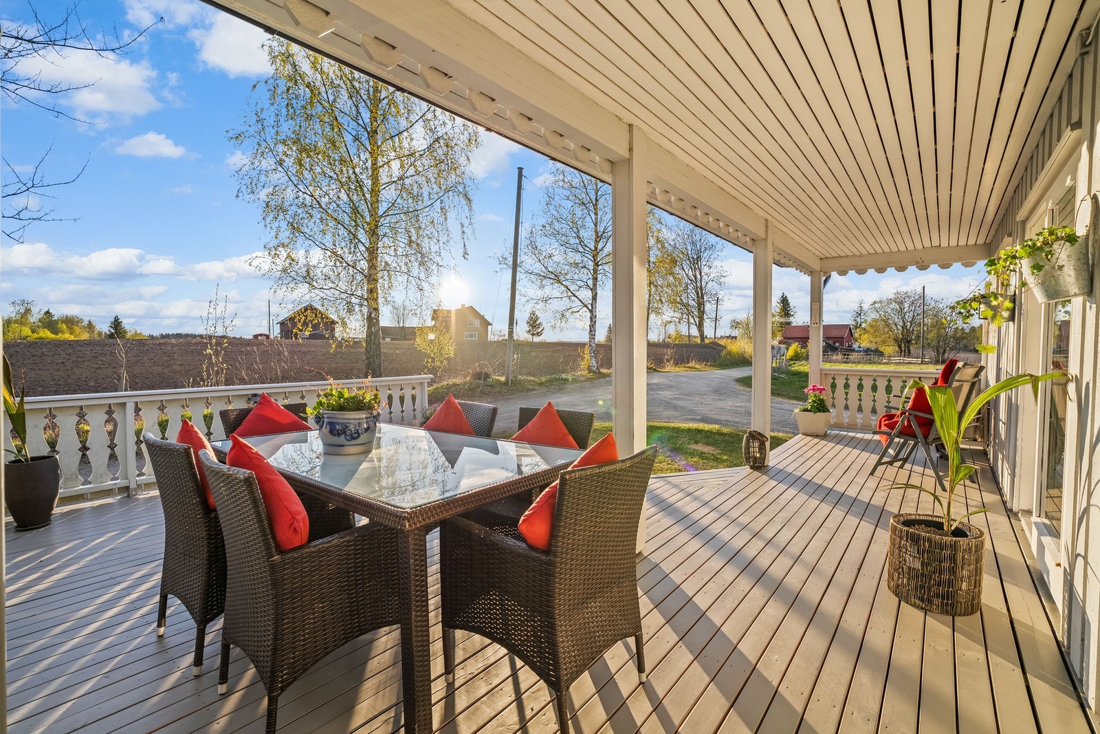 Fra stuen er det utgang til en stor og delvis overbygget terrasse med gode solforhold og flott utsikt over nærområdet. Galleribilde