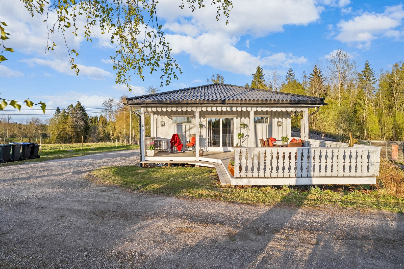 Terrassen byr på god plass til både spisegruppe og sittemøbler - et hyggelig uteområde for avslapning og sosiale sammenkomster. Galleribilde