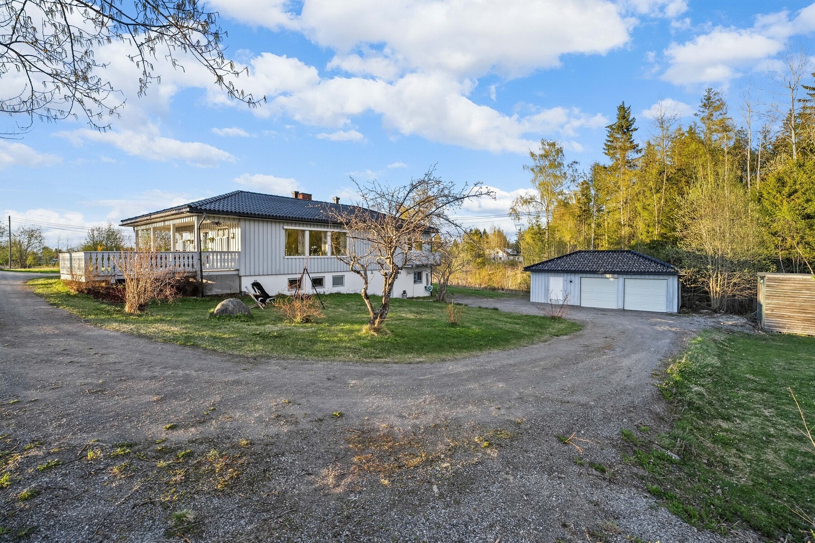 Eiendommen har romslig gårdsplass, dobbelgarasje og flotte uteområder med god plass til lek og aktiviteter. Galleribilde