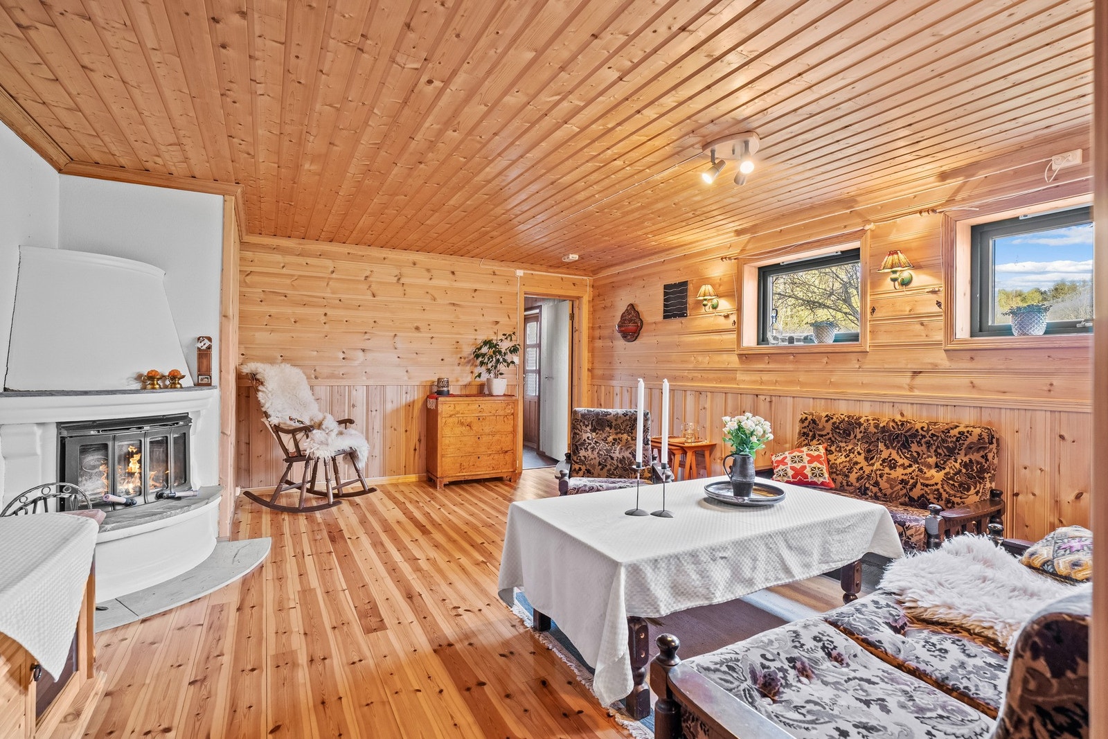 Hyggelig innredet kjellerstue med lun atmosfære og vedovn. Rommet er ikke godkjent til varig oppholdsrom og er opprinnelig bodareal. Galleribilde