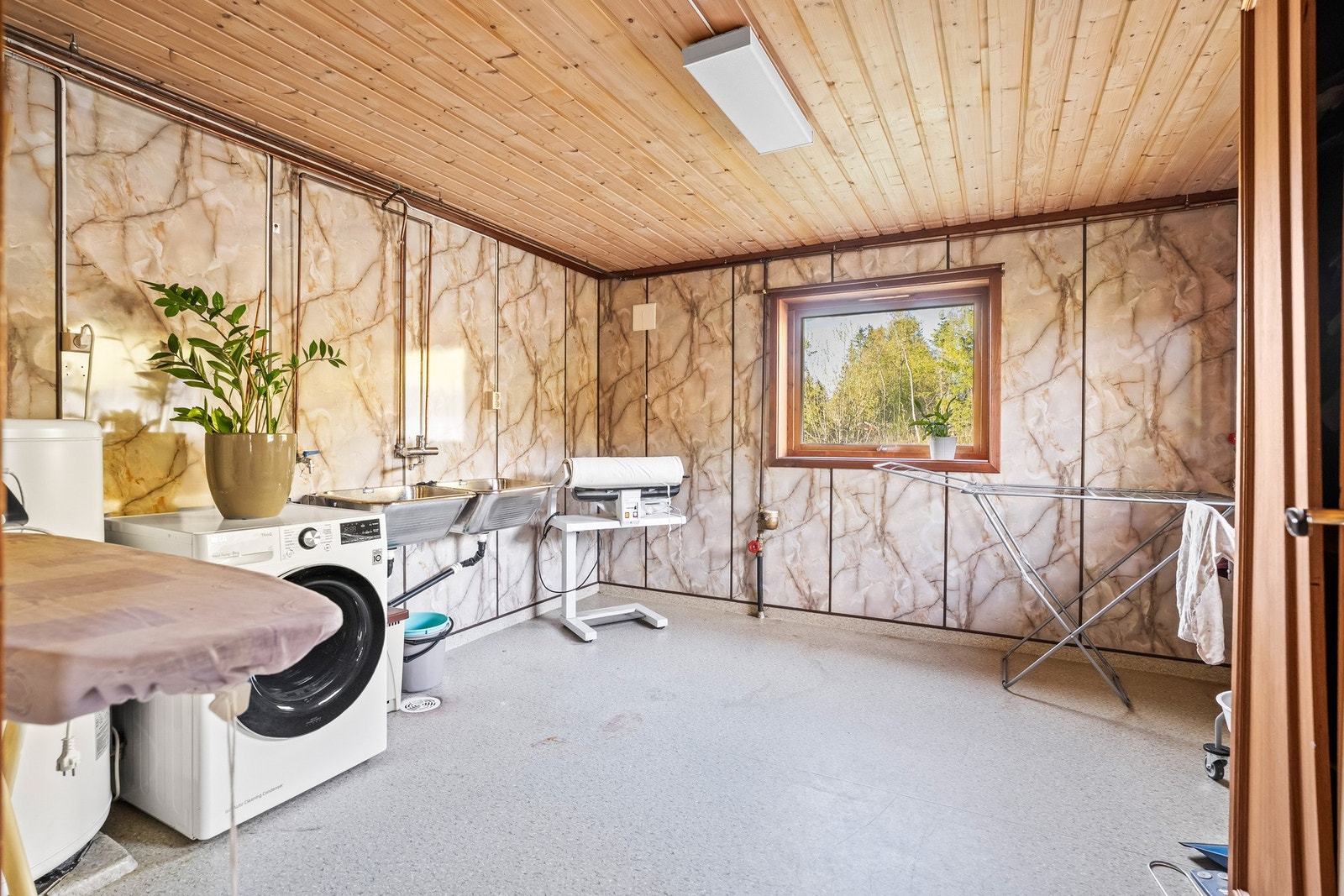 Praktisk vaskerom med god plass til klesvask, oppbevaring og arbeidsflate. Galleribilde