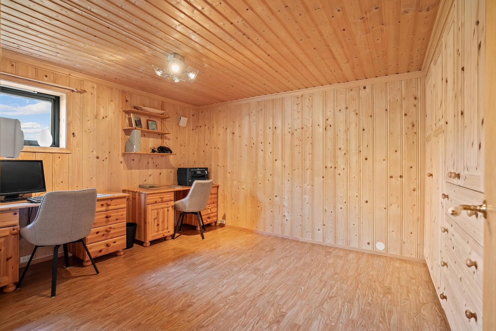 Innredet rom i kjeller med god plass til kontor eller hobbyrom. Rommet er ikke godkjent til varig oppholdsrom. Galleribilde