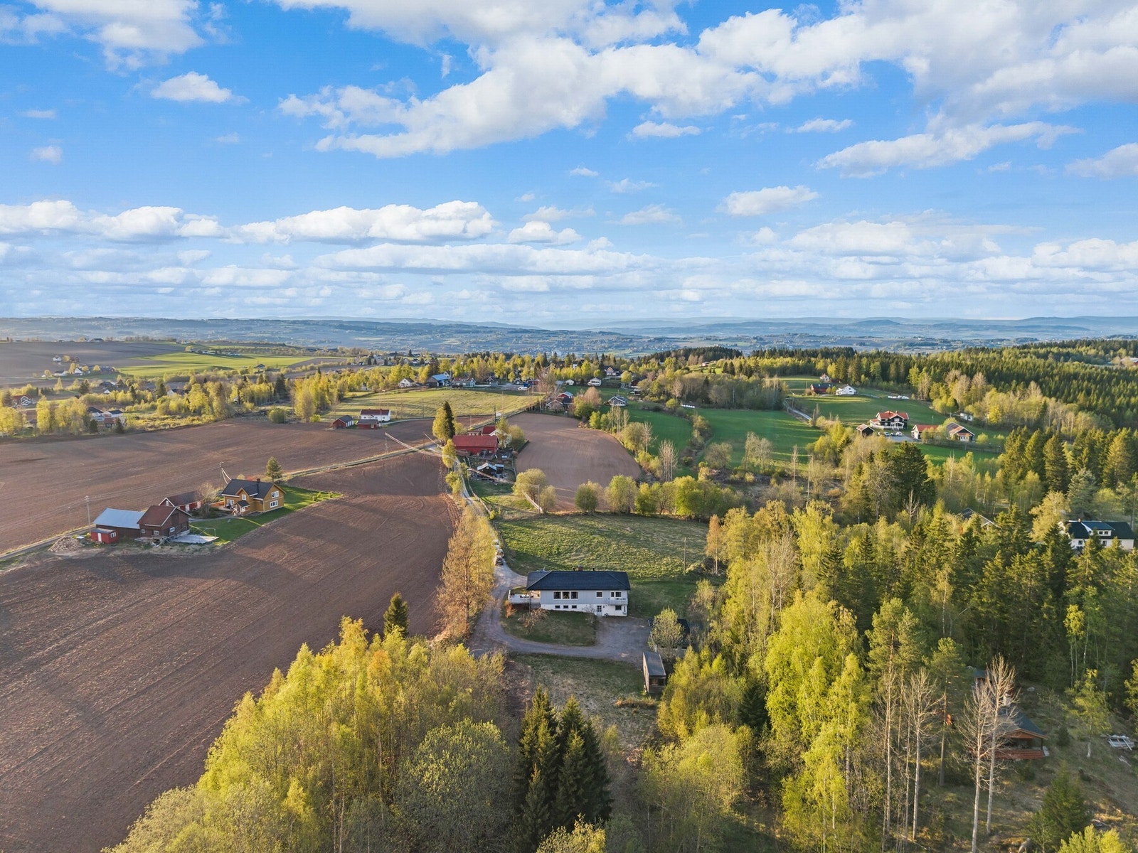 Eiendommen ligger idyllisk til i landlige omgivelser med vidstrakt utsyn over kulturlandskap og skog. Galleribilde
