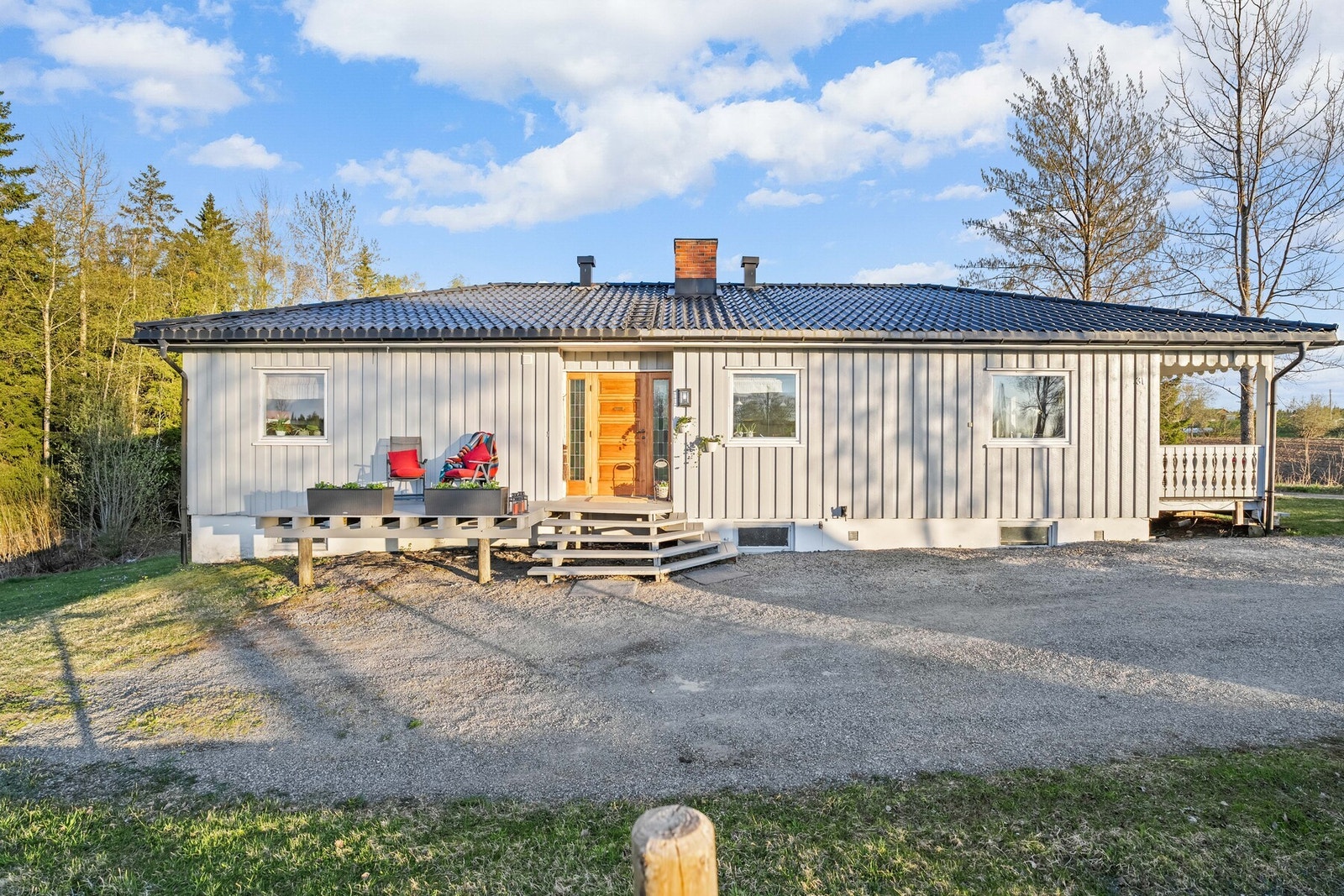 Velholdt enebolig med landlig beliggenhet, romslig terrasse og gode solforhold. Galleribilde