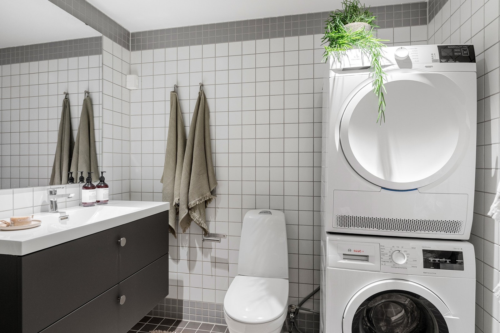 Det er plass og opplegg til både vaskemaskin og tørketrommel. Galleribilde
