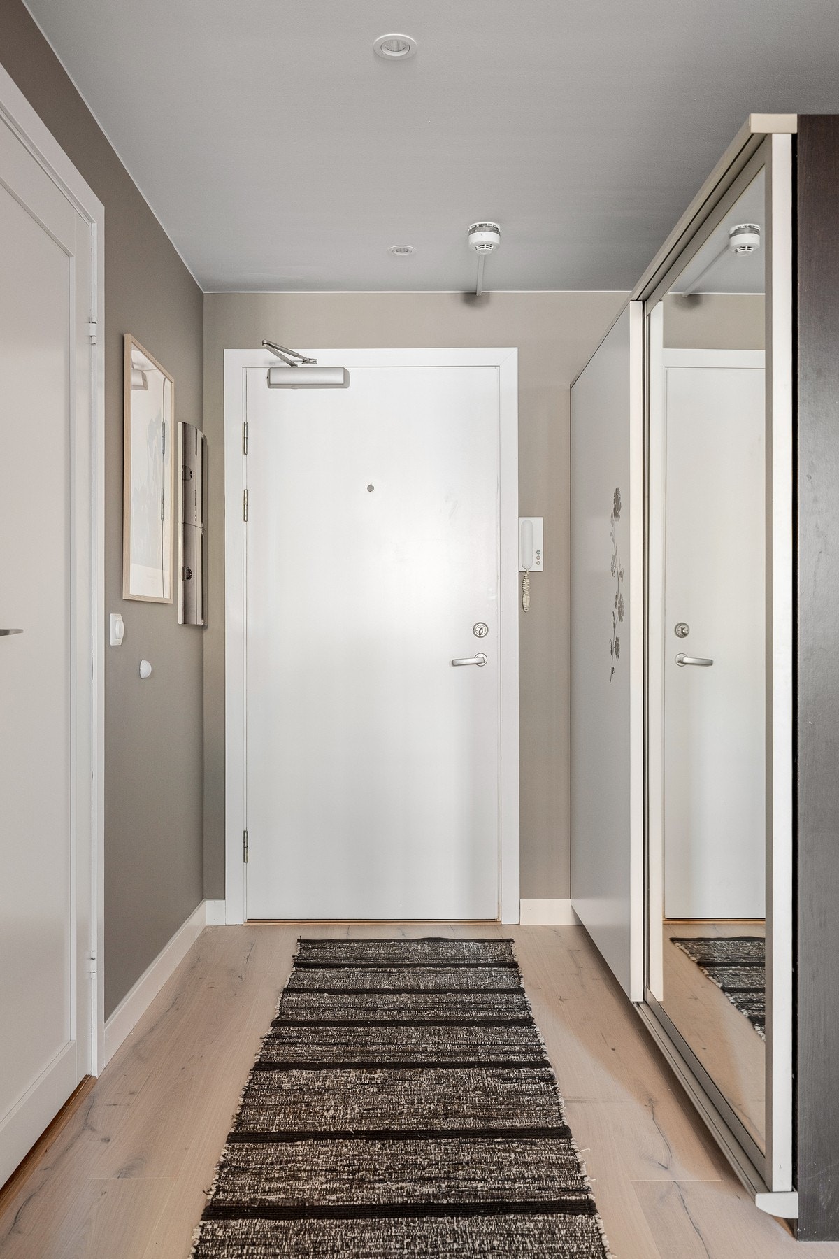 Innbydende entré med skyvedørsgarderobe. Galleribilde