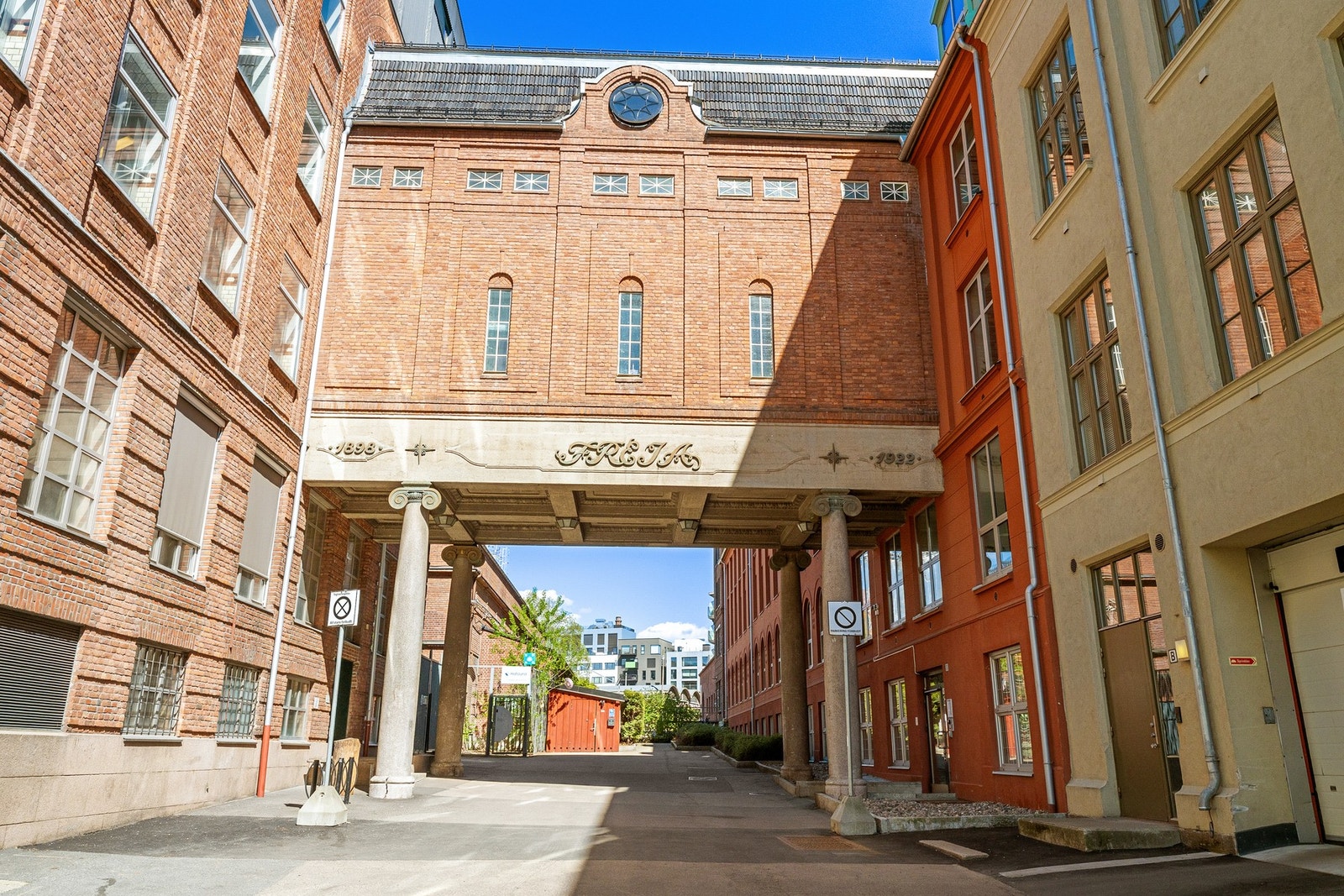Leiligheten er tilknyttet tidligere Freia sjokoladefabrikk, og Landemerket "Freiaporten" danner inngangen til bygget. Galleribilde