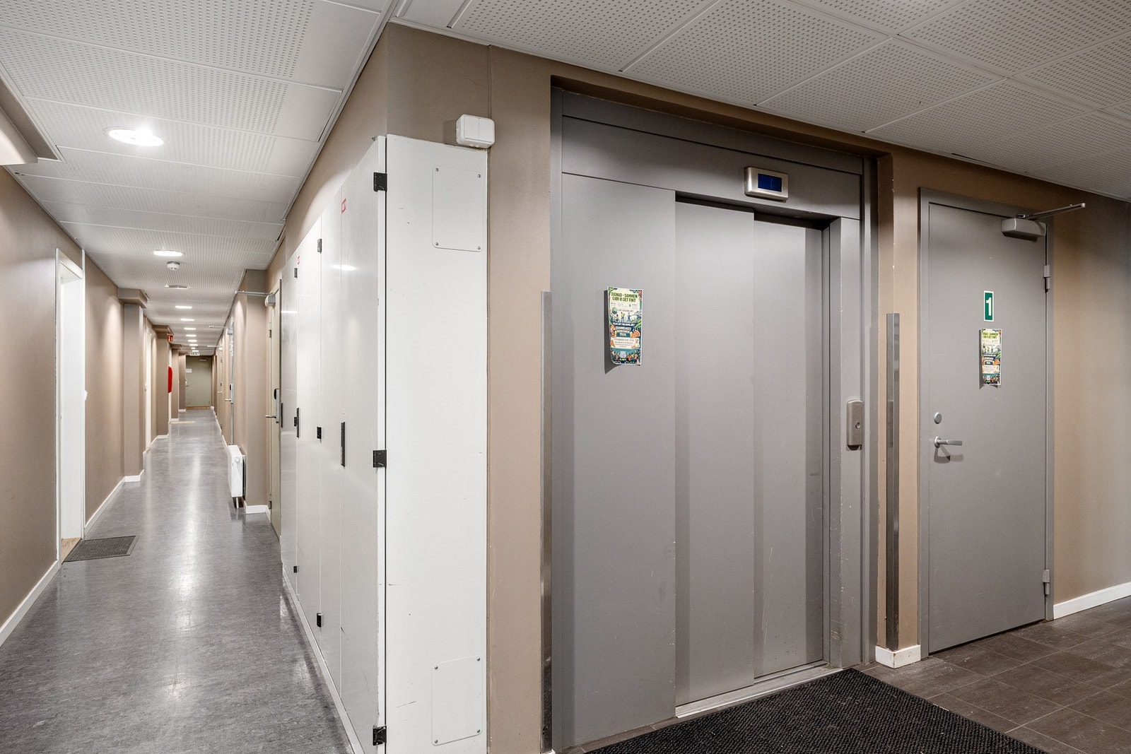 Adkomst til boligen skjer via felles trappeoppgang, og det er installert porttelefon tilknyttet de enkelte boenhetene. Galleribilde