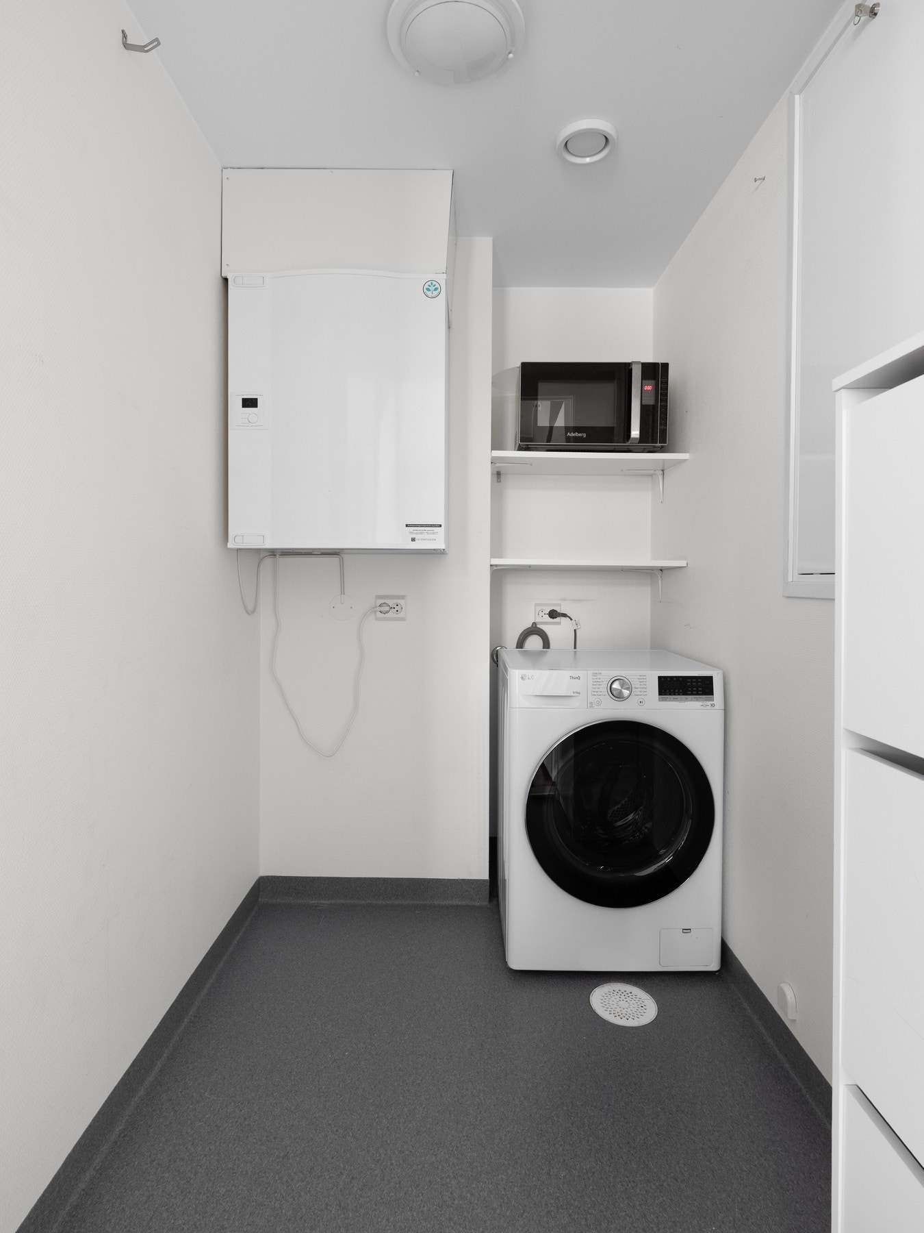 Leiligheten har i tillegg et separat og praktisk vaskerom/bod med opplegg for vaskemaskin. Rommet egner seg også godt til oppbevaring og lagring. Galleribilde