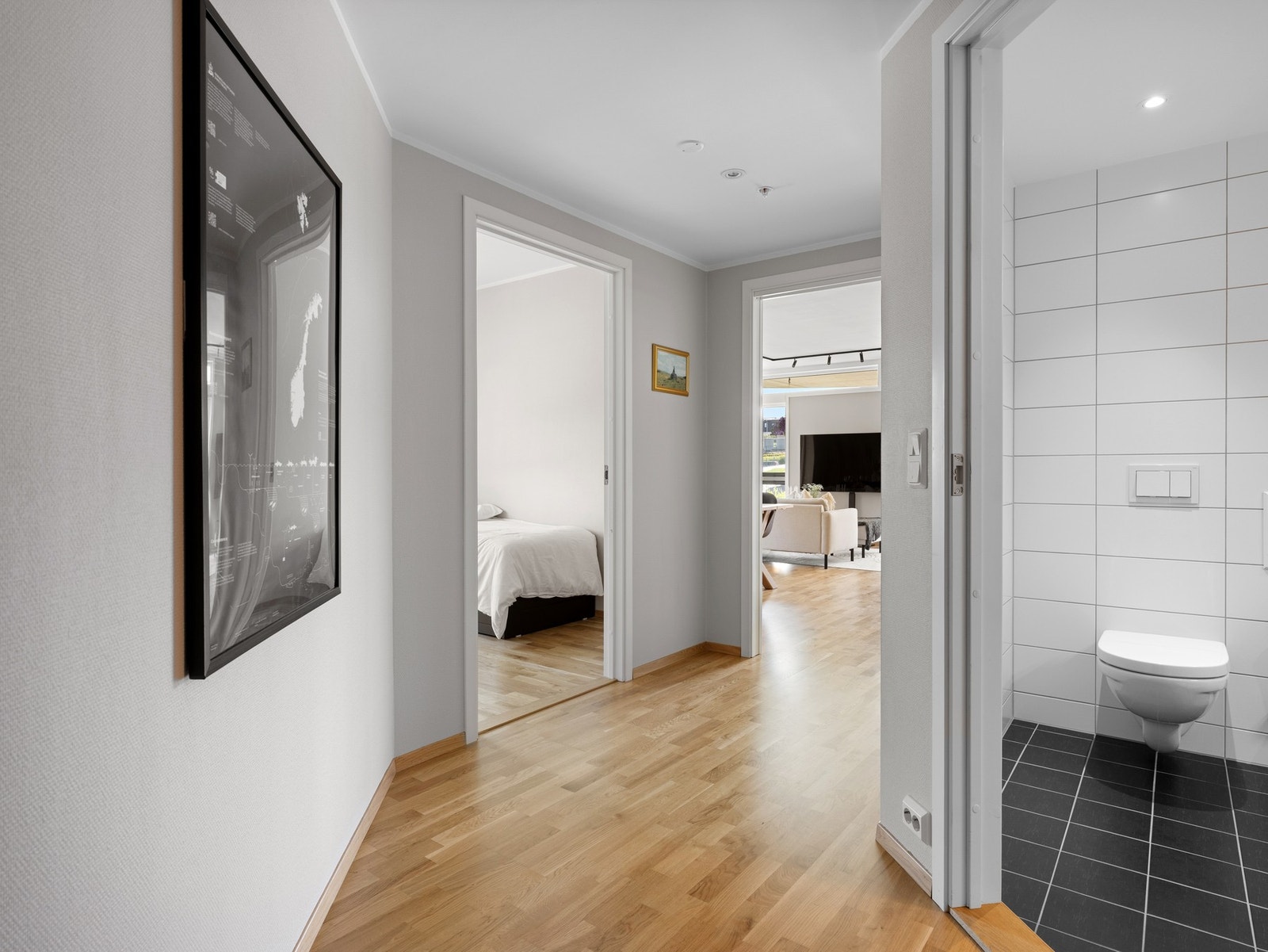 Her er det gode muligheter for oppbevaring av yttertøy og sko. Galleribilde