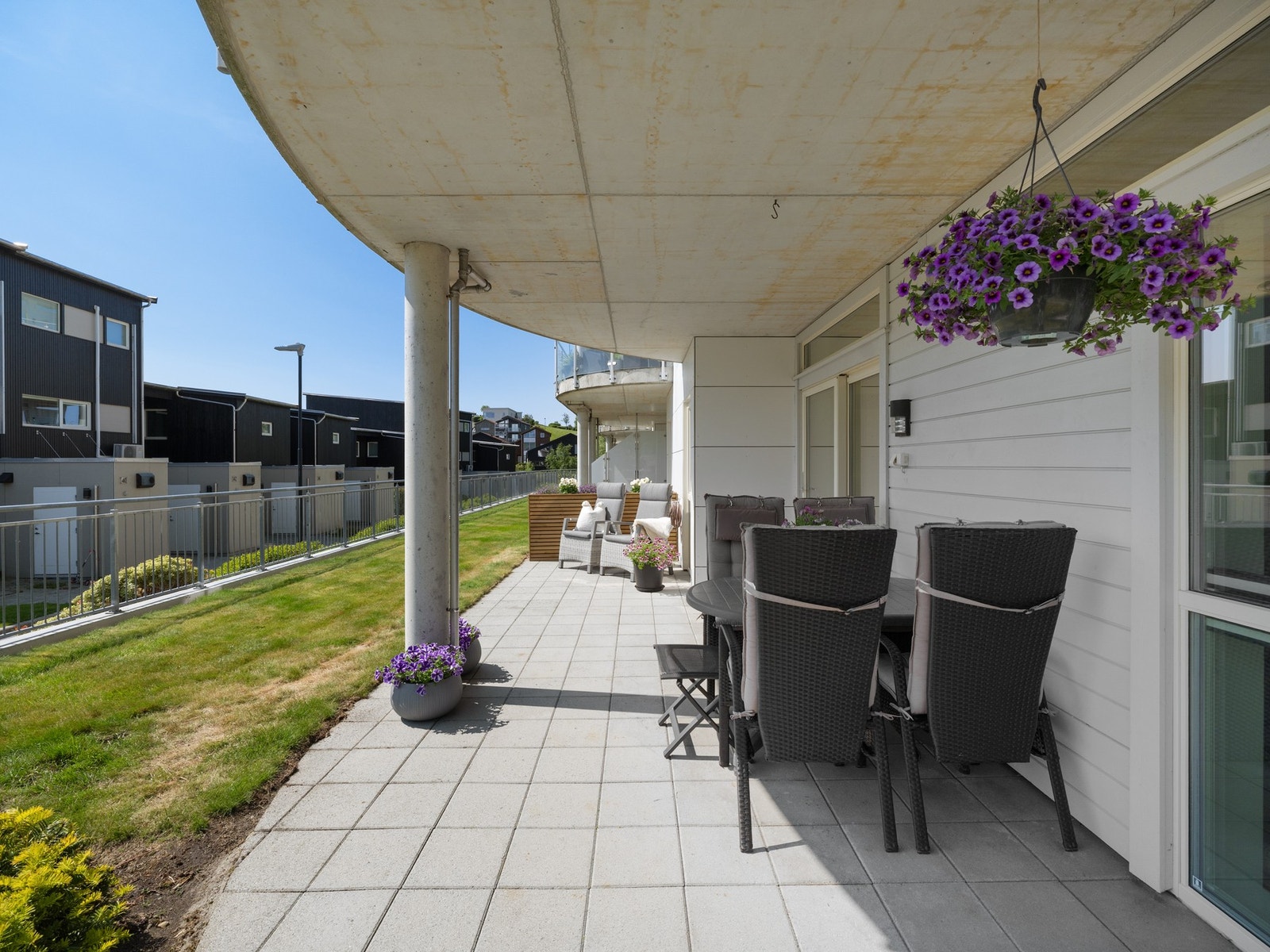 Leiligheten har et romslig uteområde med plass til utemøbler og beplantning. Galleribilde