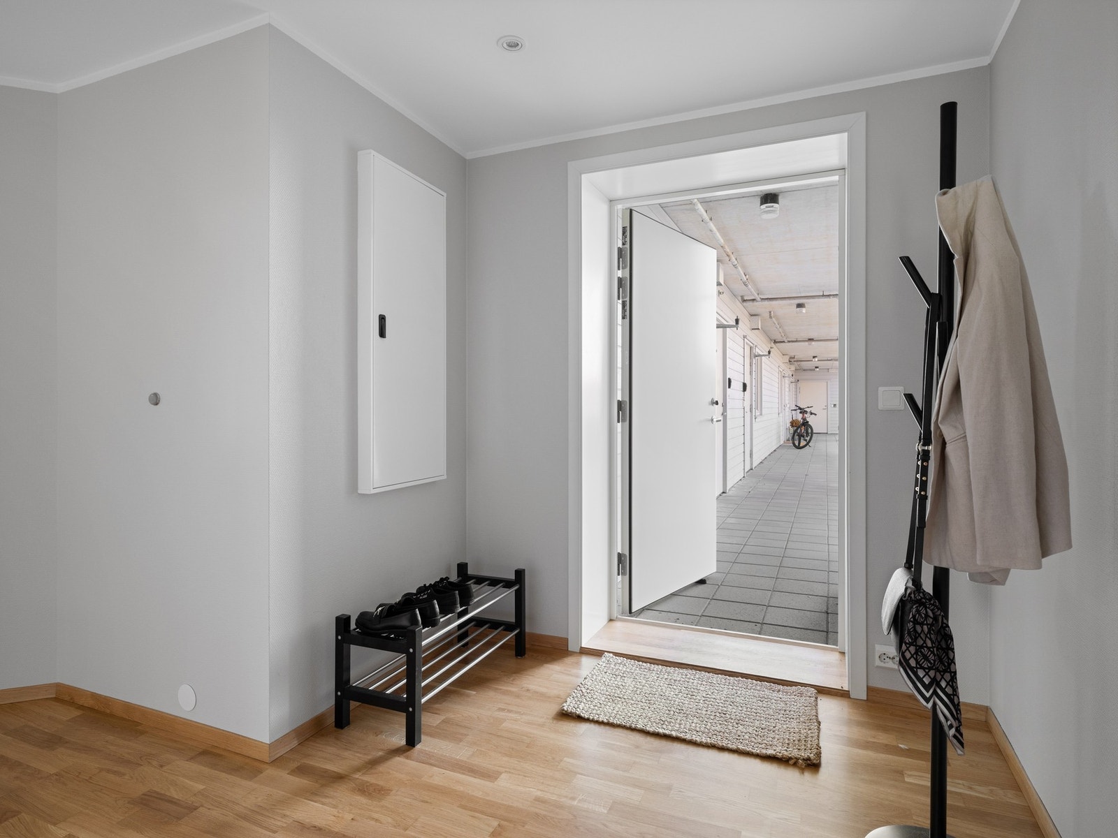 Leiligheten ønsker deg velkommen med en lys og romslig entré med parkettgulv og lyse overflater. Galleribilde