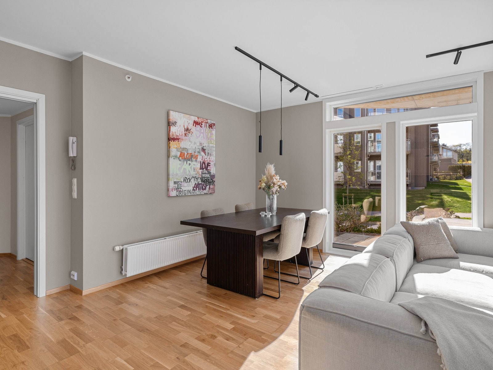 Rommet har parkett på gulv og malt strietapet på veggflatene. Rommer er malt i moderne og tidløse farger. Galleribilde