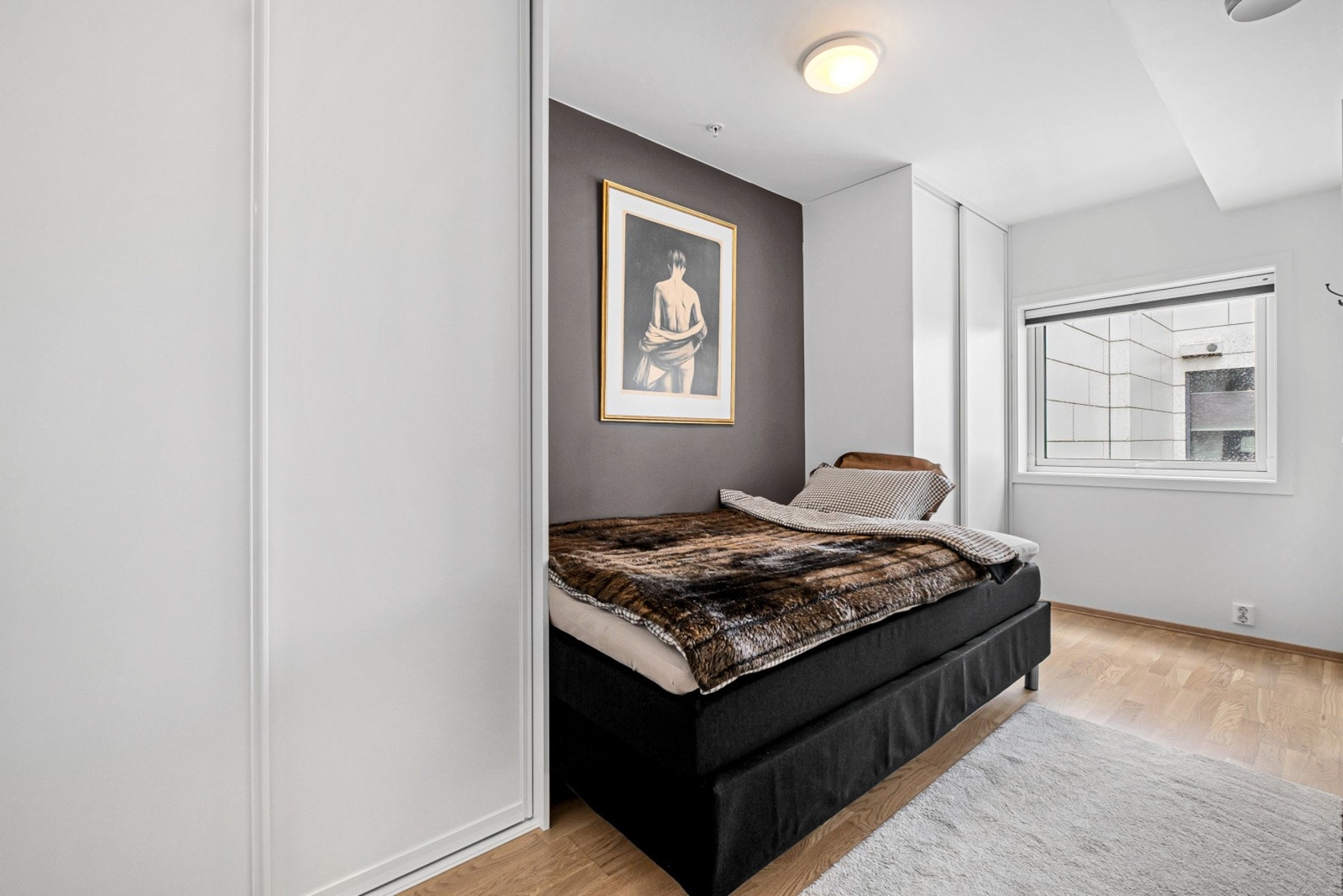 Hovedsoverommet er utstyrt med en stor skyvedørsgarderobe. Galleribilde