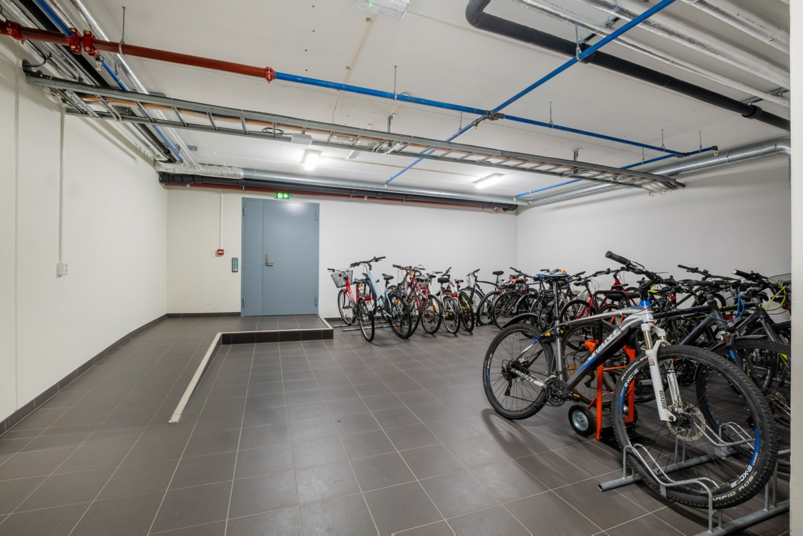 Sikker og romslig sykkelparkering i fellesareal. Galleribilde