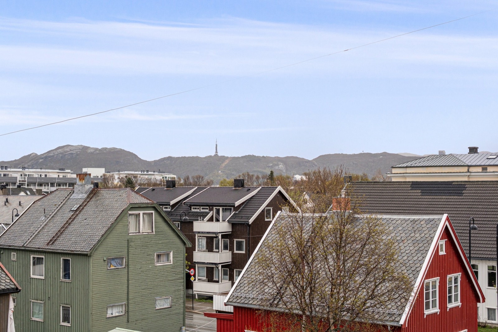 Unik utsikt mot Rønvikfjellet og Keiservarden - sjeldent god utsikt fra en leilighet med så sentral beliggenhet. Galleribilde