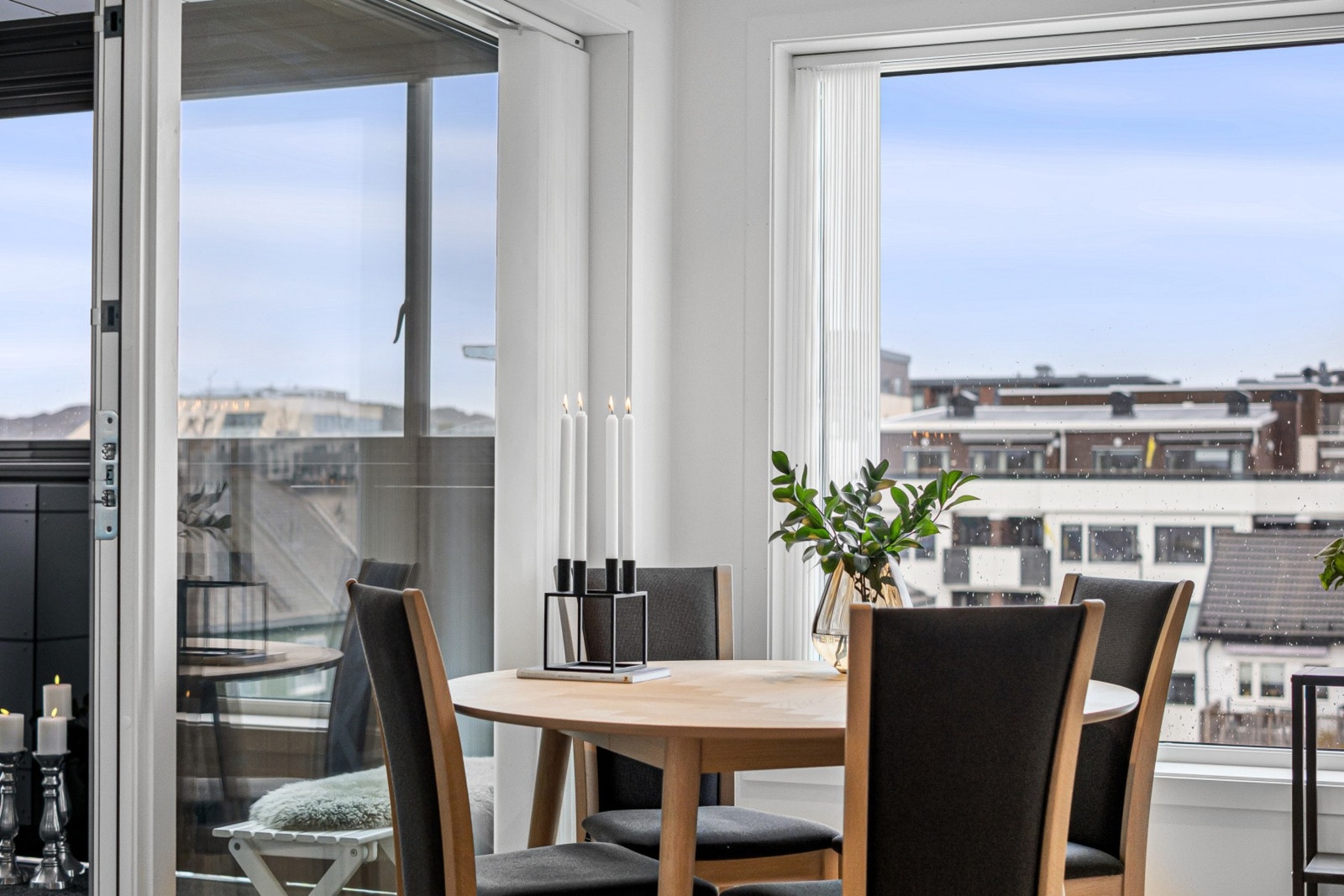 Spiseplassen er naturlig plassert ved vinduet, med utsyn som strekker seg fra sentrum- helt til Rønvik og Keiservarden. Galleribilde