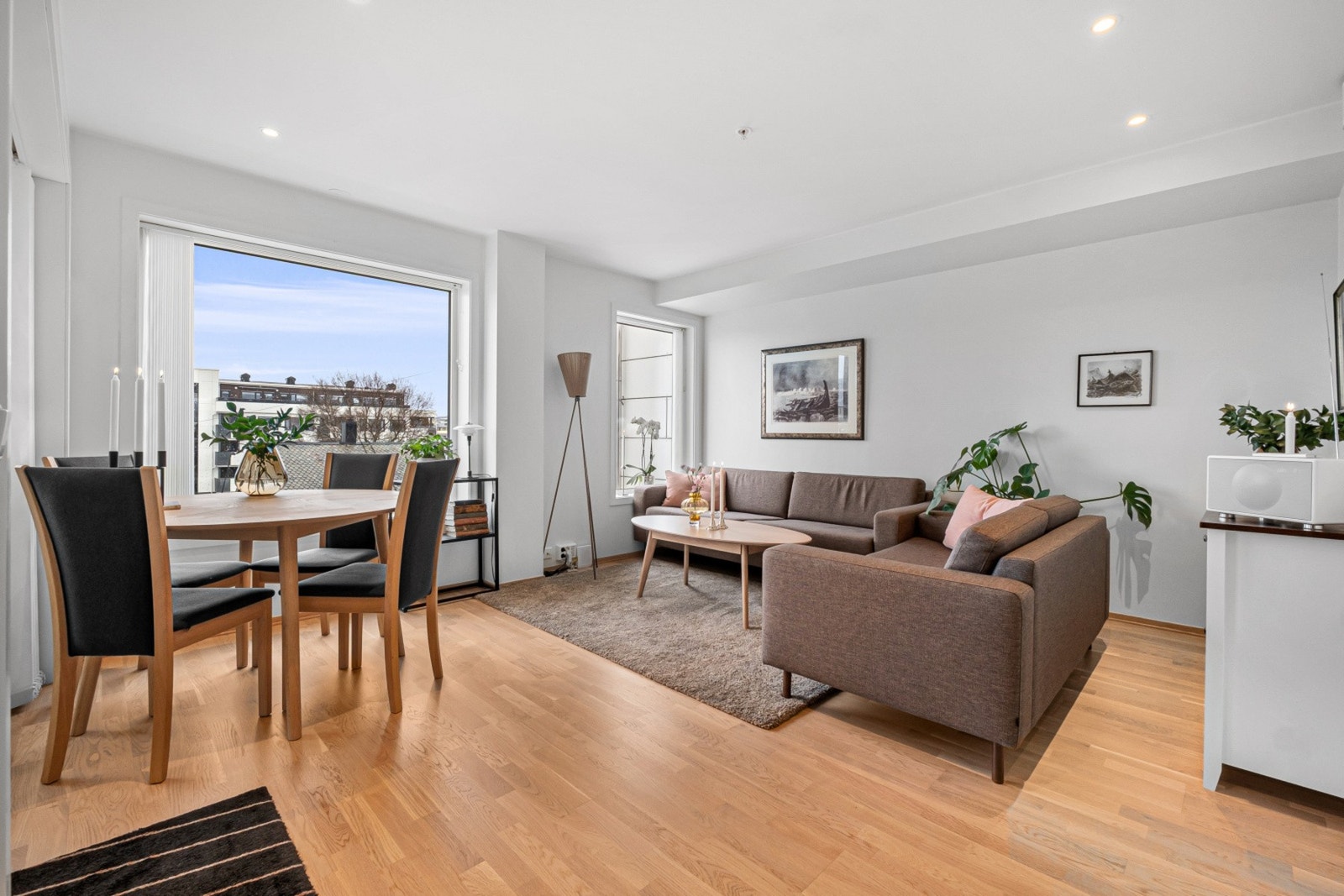 Stuen har god plass til både sofagruppe og spisebord- downlights i himling samt parkett på gulv, m/ vannbåren varme. Galleribilde